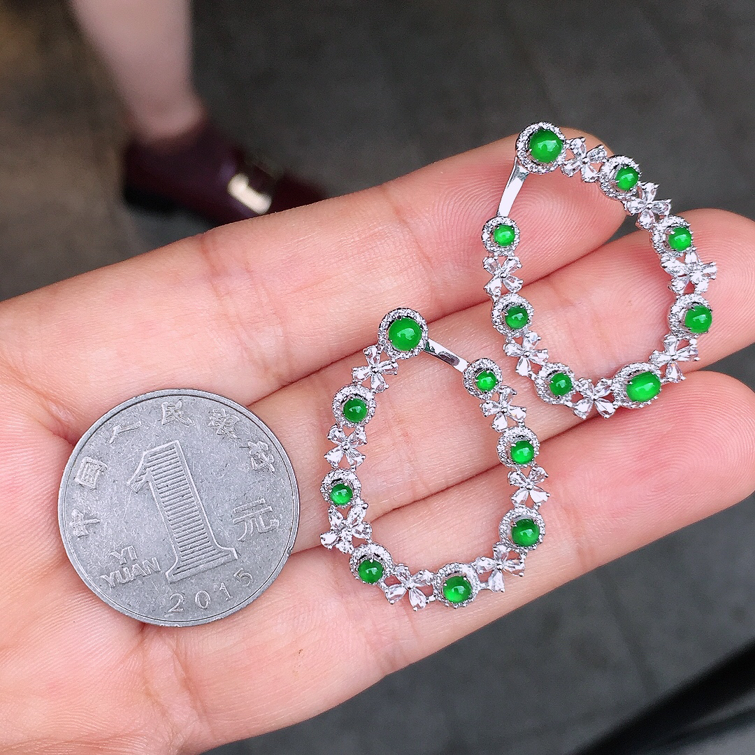 阳绿蛋面耳钉，色泽均匀艳丽，玉质细腻，荧光感超
强，饱满圆润，尽显优雅气质，18k
金豪华镶嵌