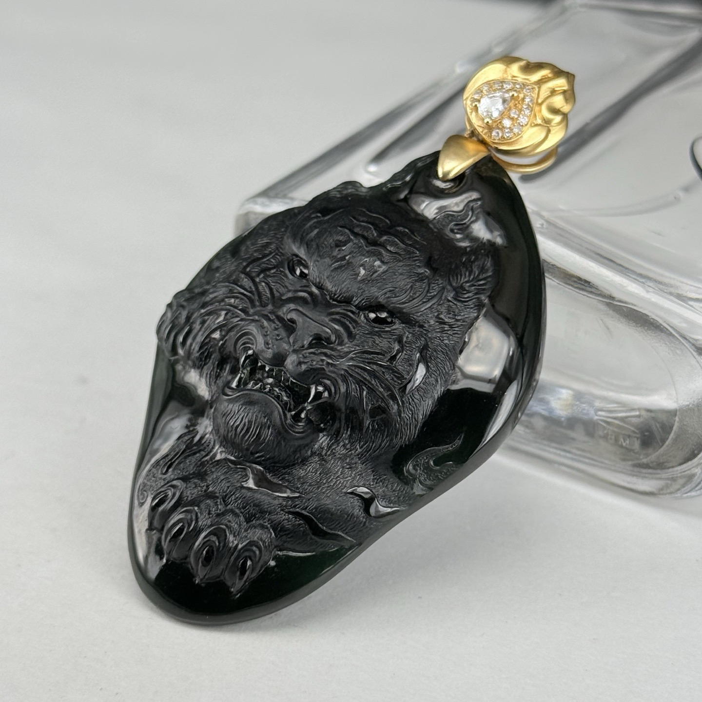 精品18k墨翠虎牌 种好色正 黑度极好 打灯通透 油性十足 尺寸65.5