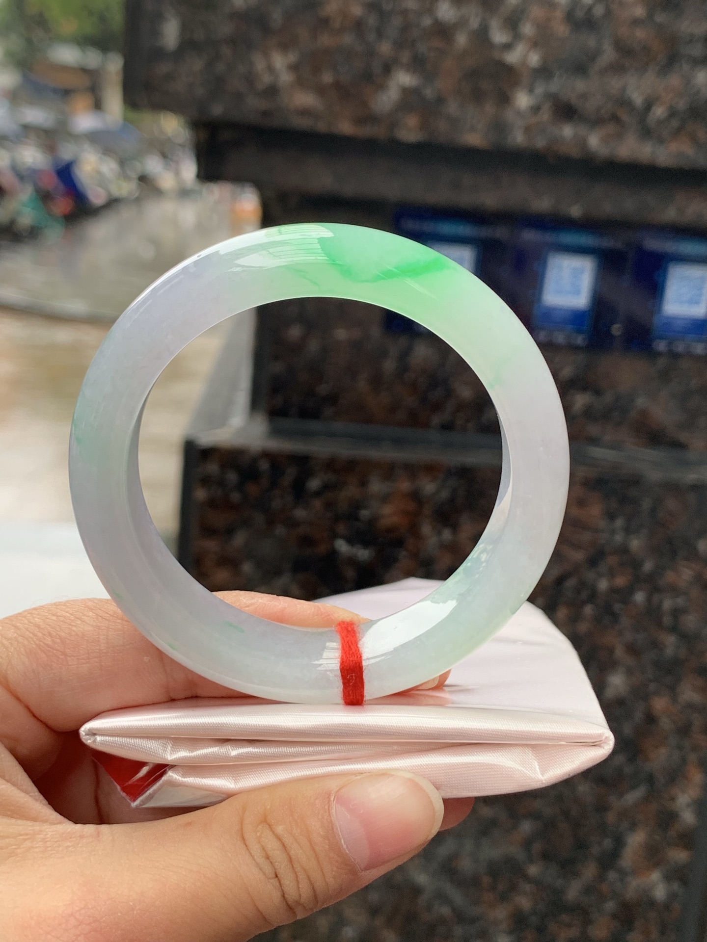 冰春彩正圈，53.5-13.2-9，0423-N517，打灯纹裂，不扣，底妆水润，淡淡粉底色飘阳绿花