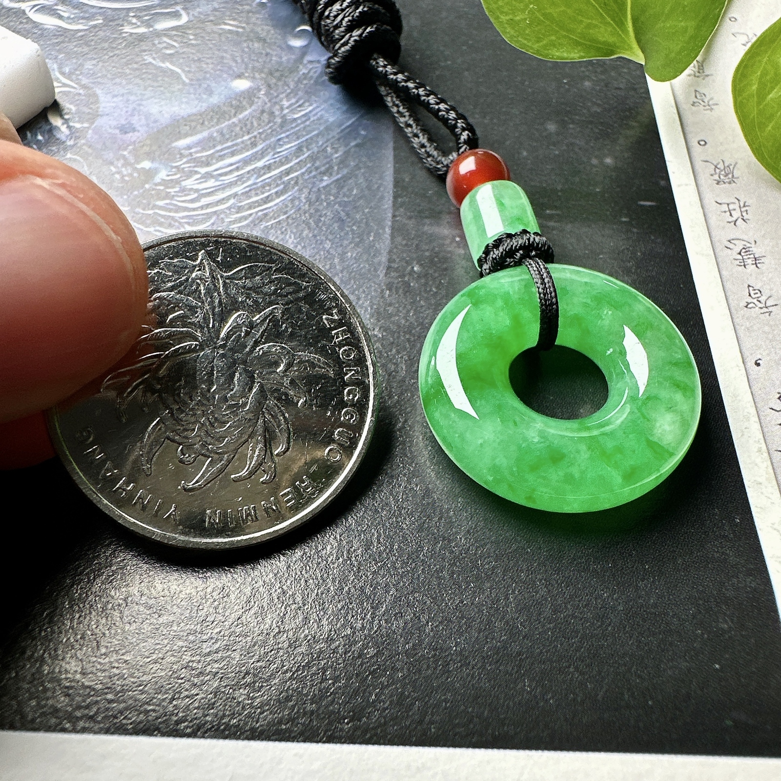 【冰种飘绿平安环吊坠】甜甜圈，质地细腻，冰感十足，通透闪亮