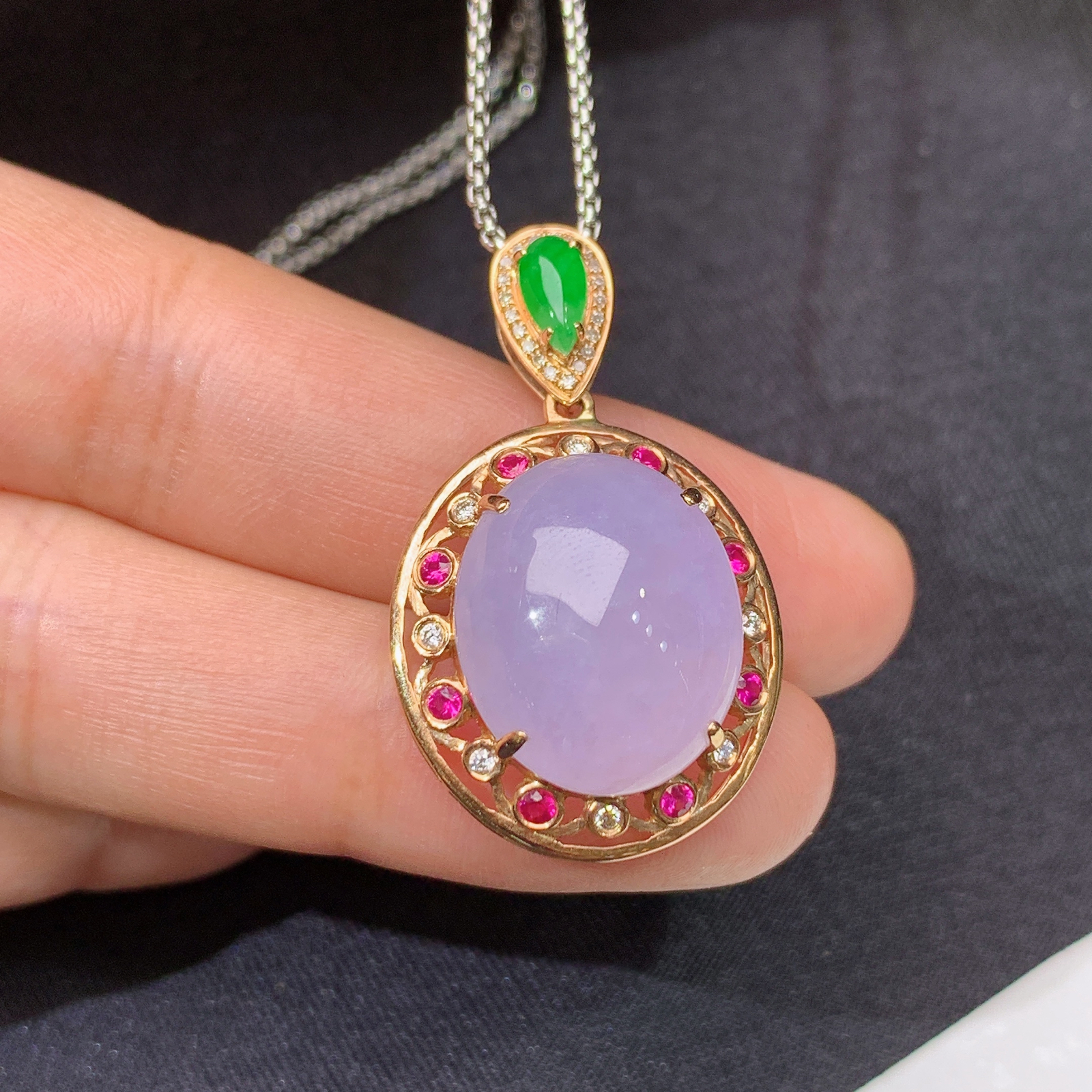 冰紫罗兰蛋面吊坠，18k金镶嵌，温润细腻，颜色鲜艳，Zha 尺寸32.6*19.6*9.6