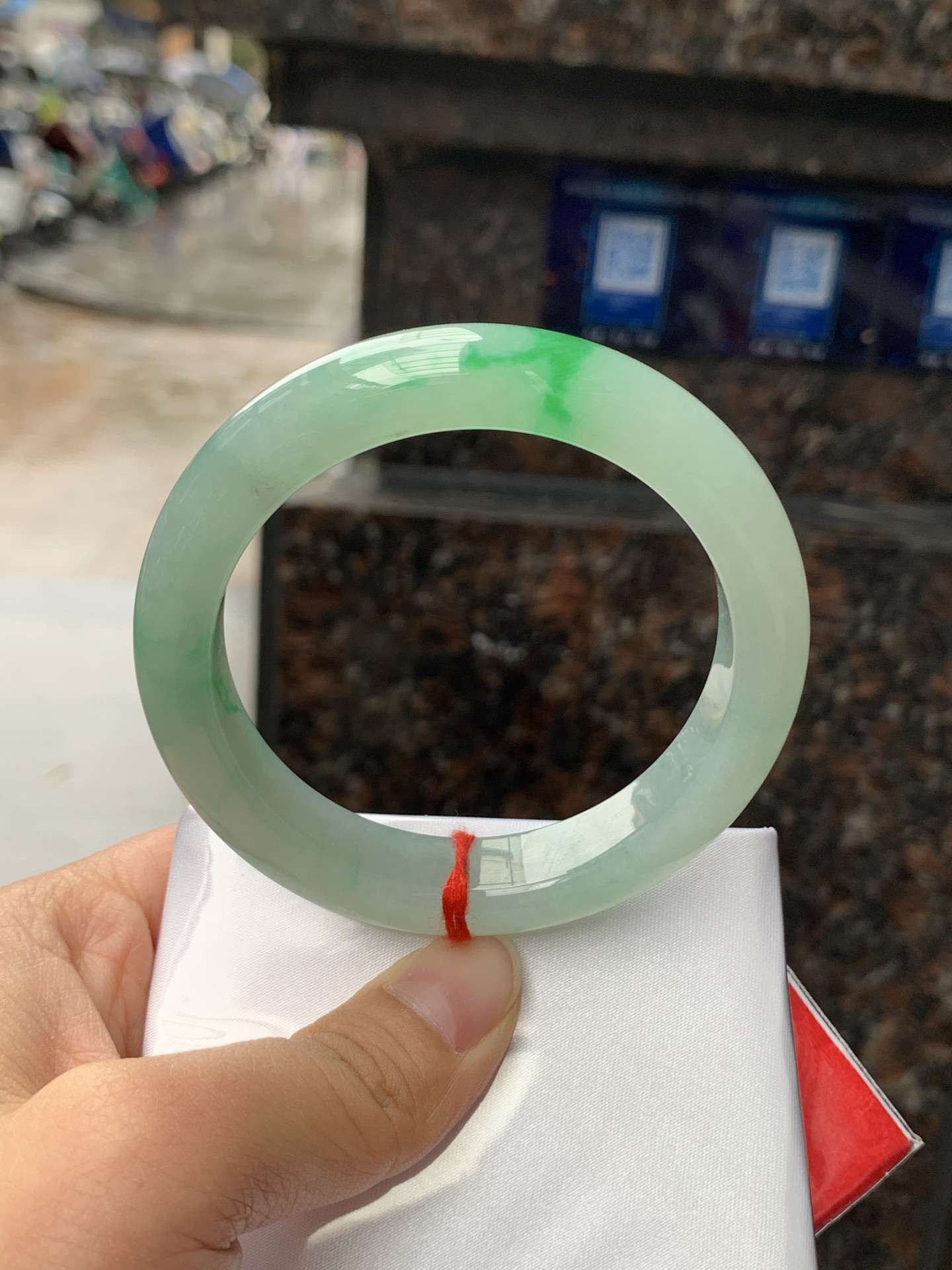 飘阳绿正圈，55.1-12.3-9，0423-N513，底妆冰润，飘金丝阳绿花，鲜艳得像新冒头的嫩芽，灵动清新，即柔和又充满生机，无裂。