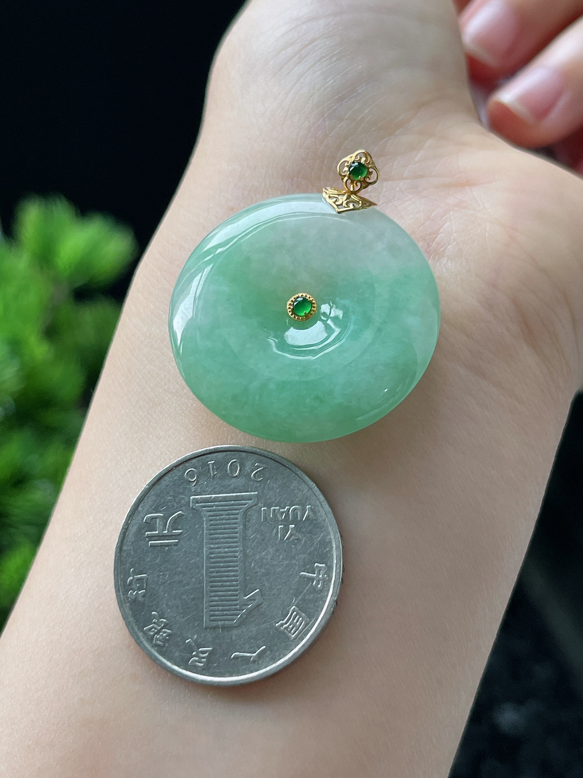 18k金 翡翠糯化种淡绿色甜绿平安扣