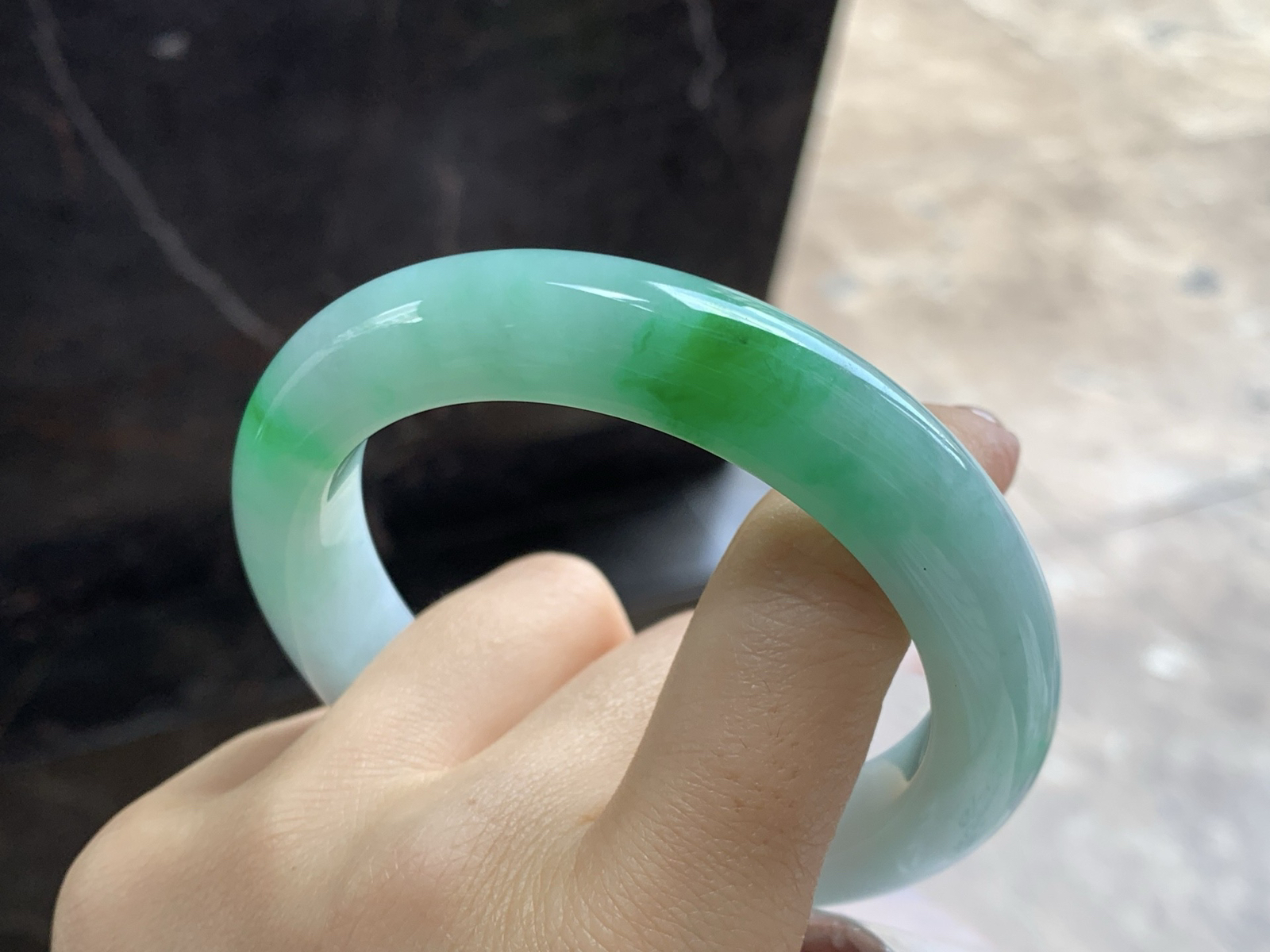 59-12-10

辣绿色手镯^_^底子细腻 大圈口 色辣大气