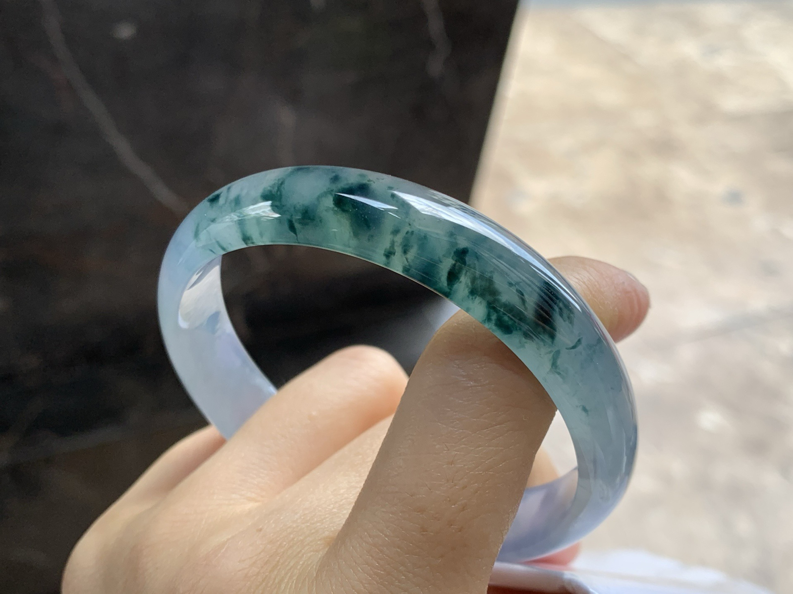 58.5-12.8-6.2

冰种飘花手镯^_^冰味十足～料子漂亮