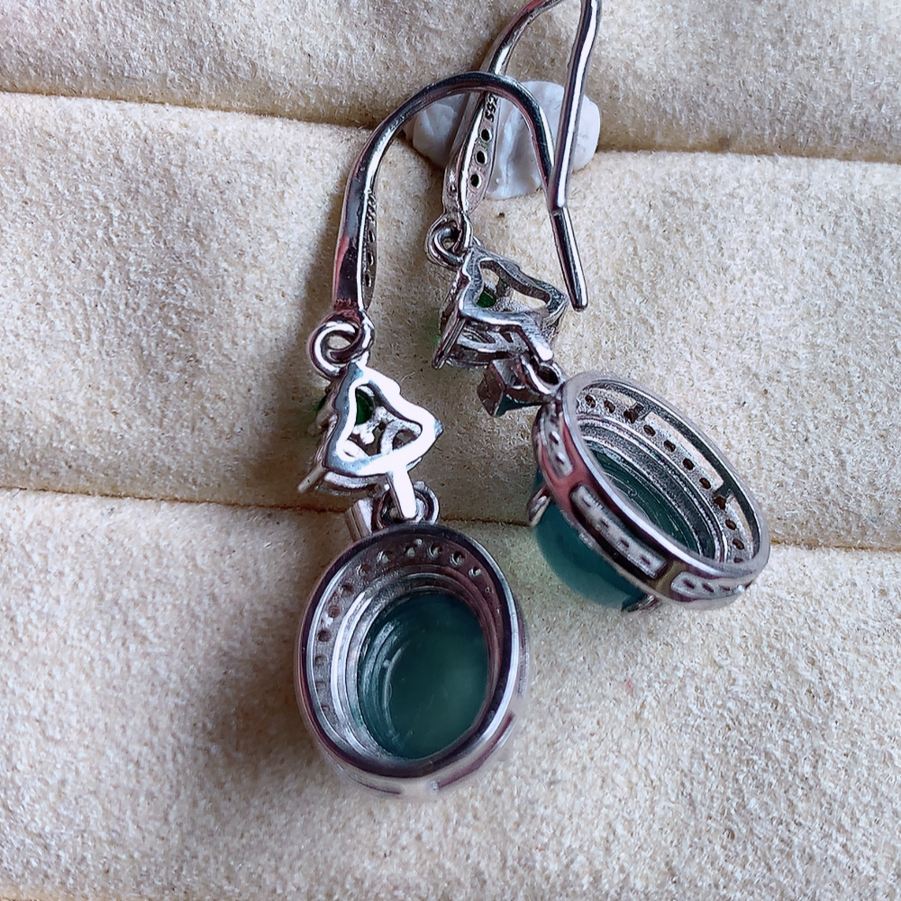 冰晴水翡翠925银镶嵌耳坠，自然光实拍，翠色灵动，颜色漂亮，种老水足，品相佳，佩戴佳品！W815.22取一整体尺寸：11.3-7.2mm 裸石尺寸：8.5-7.3