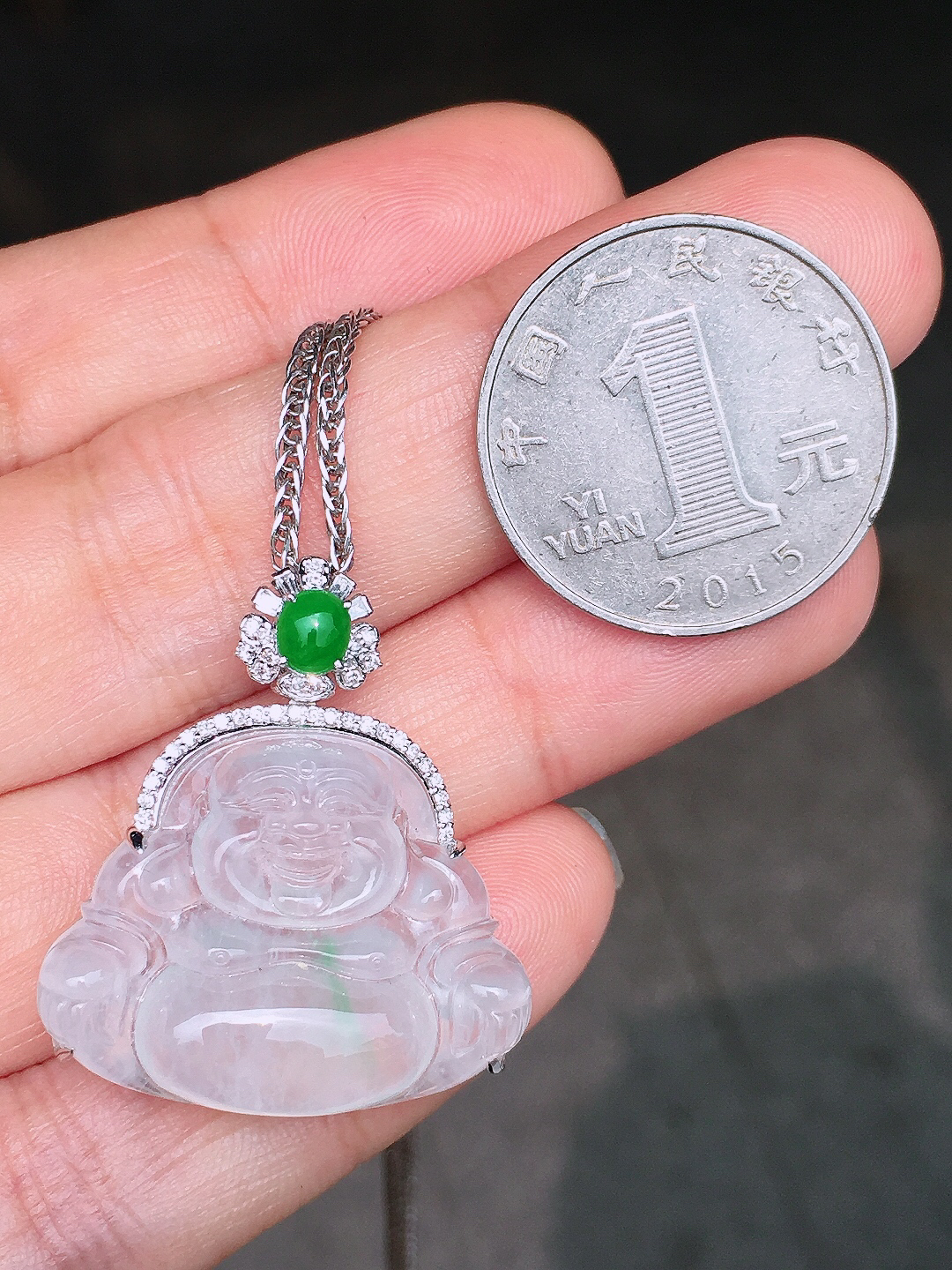 冰飘绿佛公吊坠，色泽艳丽，玉质细腻，荧光感超
强，饱满圆润，尽显优雅气质，18k
金豪华镶嵌