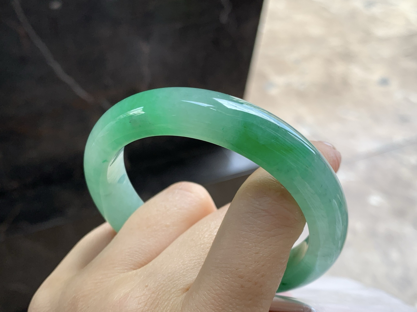 55-11.8-8.6

冰带色手镯^_^有种有色～绿色浓郁漂亮