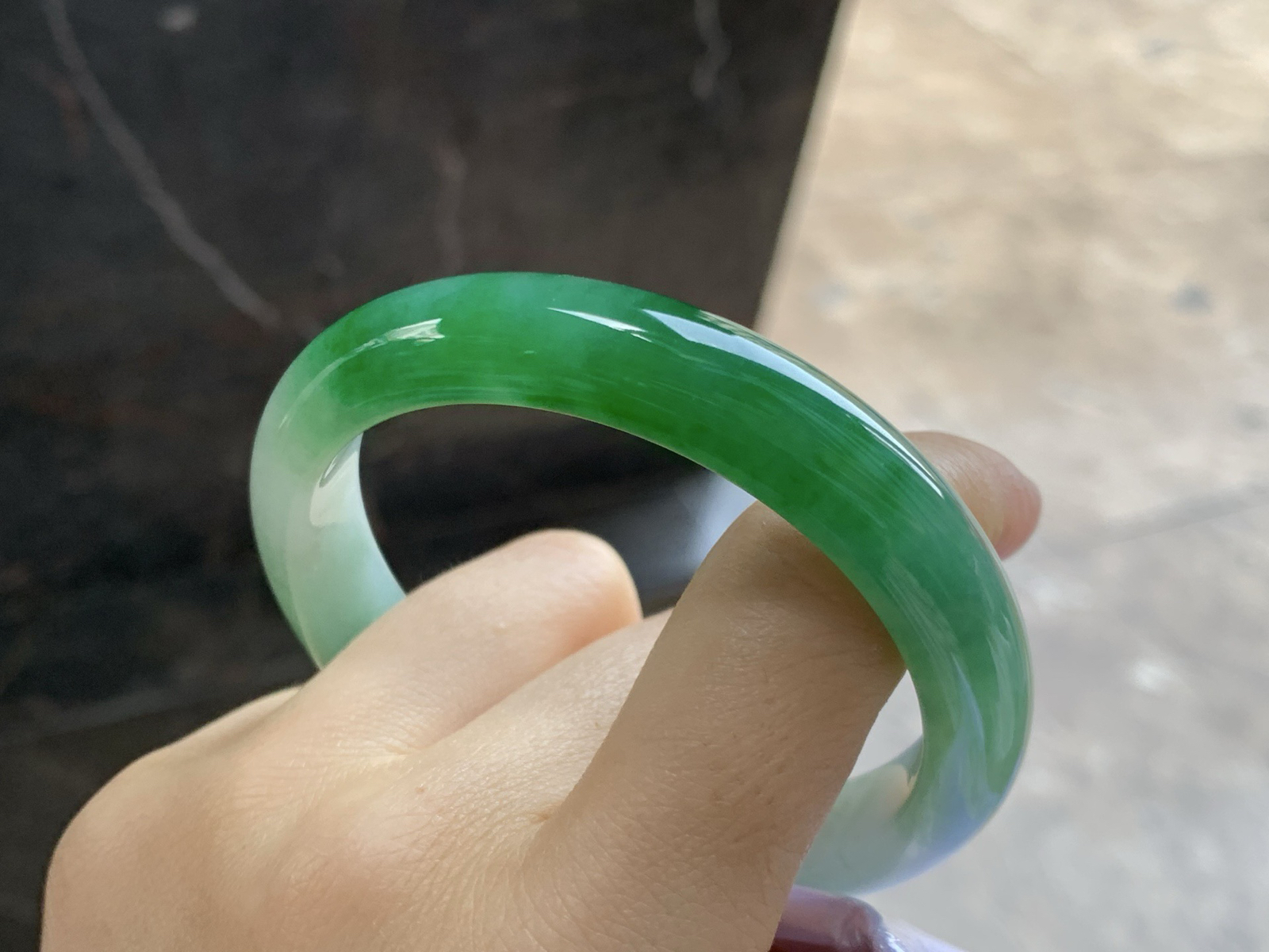 56.5-11.1-7.9

辣绿色手镯^_^底子细腻 绿色浓郁大气