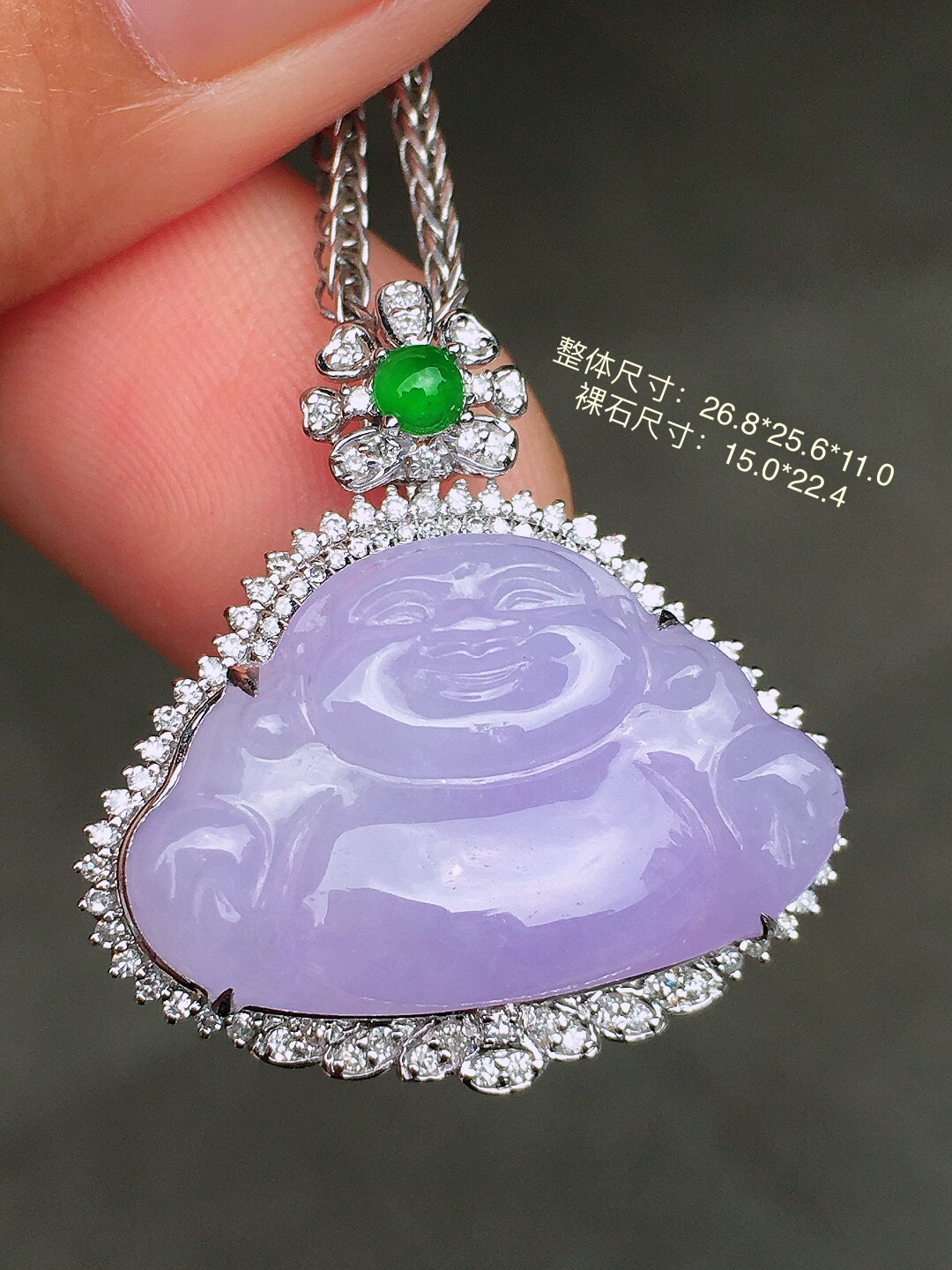 紫罗兰佛公吊坠，色泽均匀艳丽，玉质细腻，荧光感超
强，饱满圆润，尽显优雅气质，18k
金豪华镶嵌