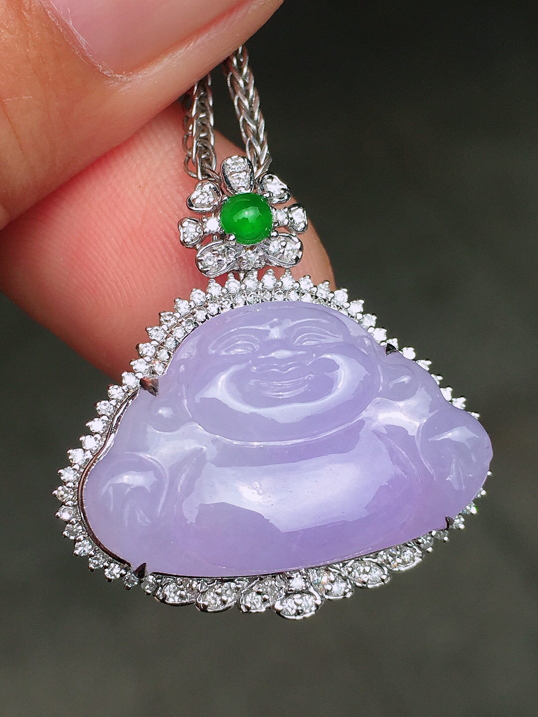 紫罗兰佛公吊坠，色泽均匀艳丽，玉质细腻，荧光感超
强，饱满圆润，尽显优雅气质，18k
金豪华镶嵌