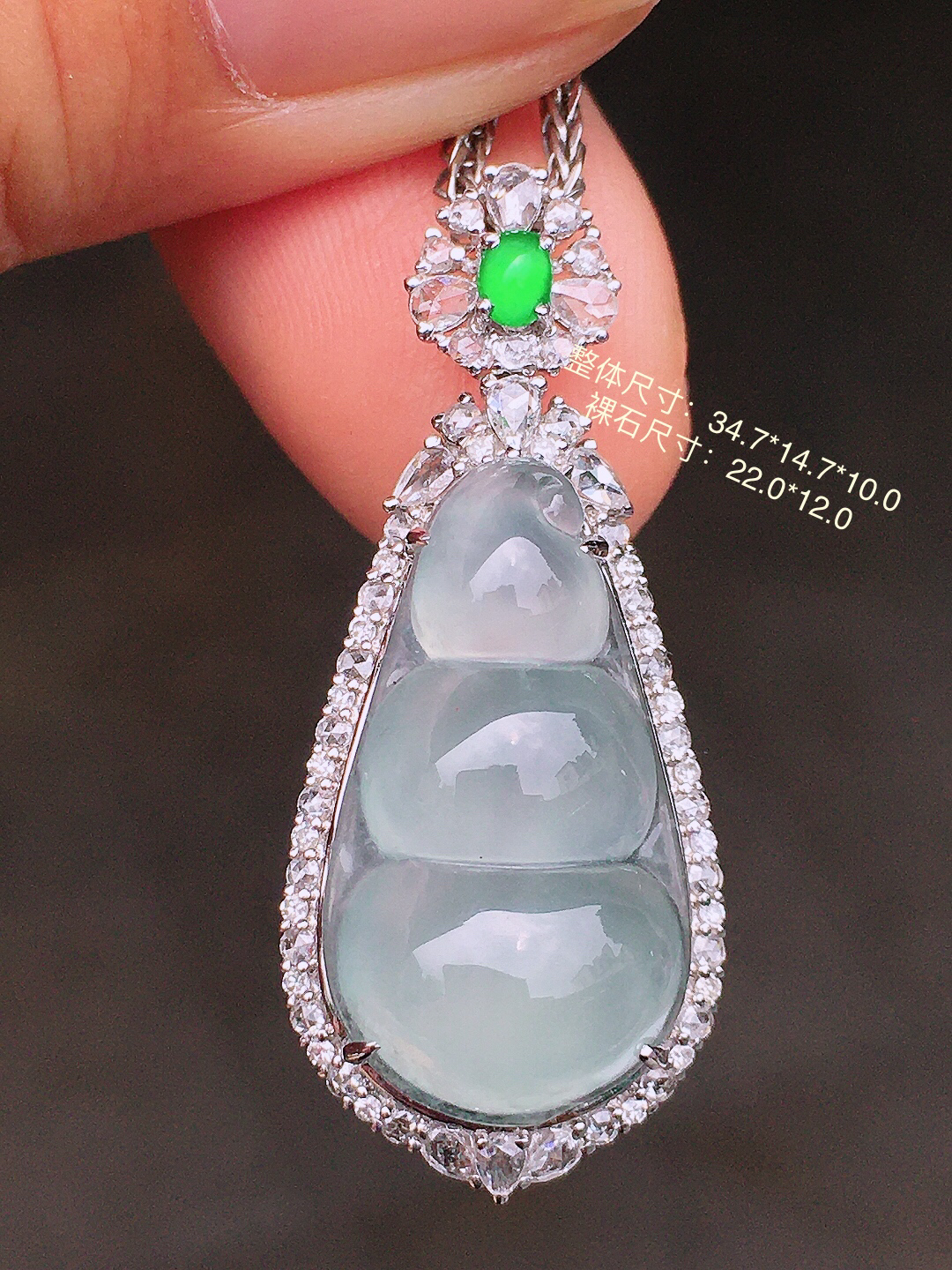 冰种福豆吊坠，玉质细腻，荧光感超
强，饱满圆润，尽显优雅气质，18k
金豪华镶嵌