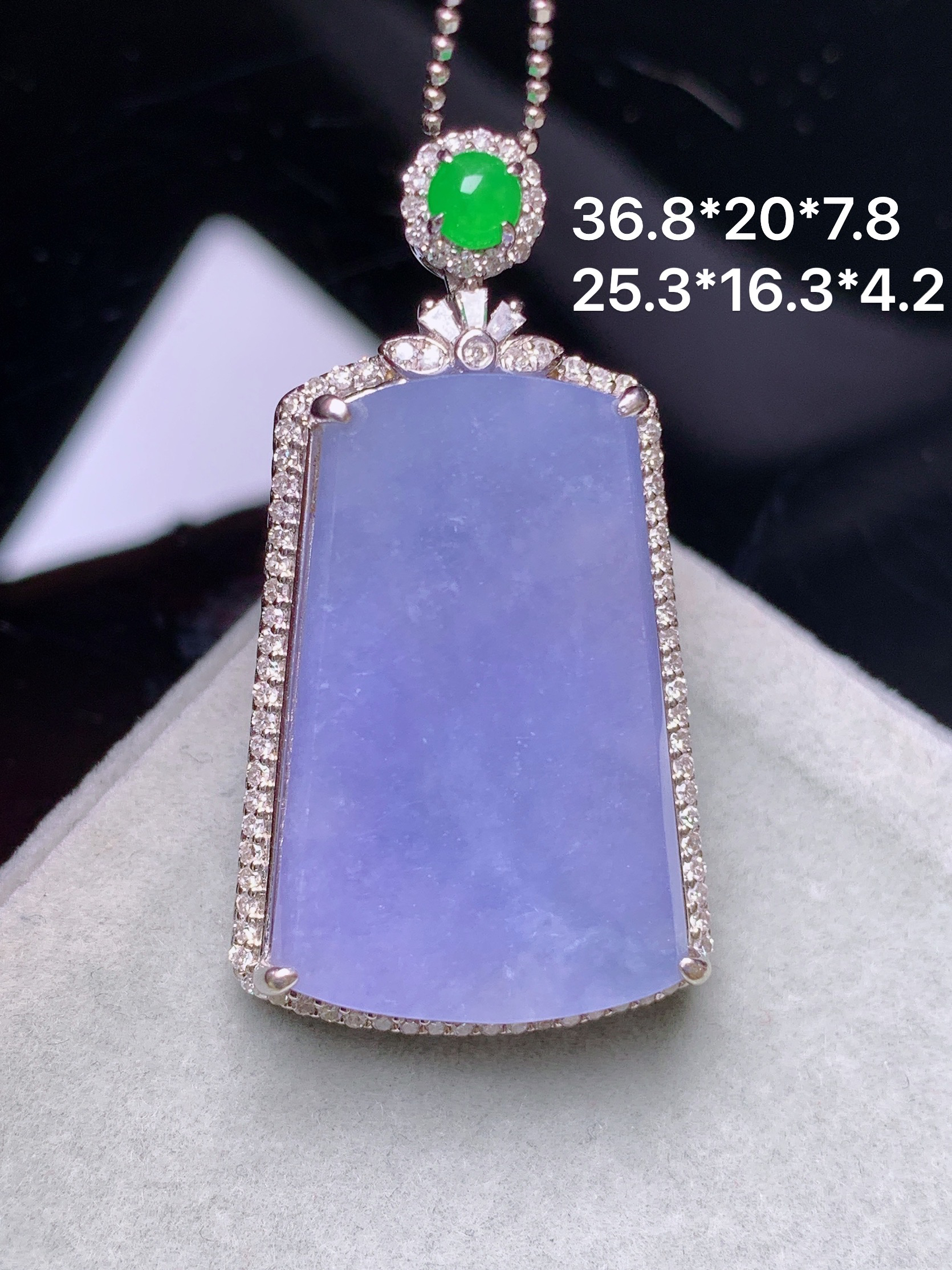 18k金钻镶嵌紫罗兰无事牌吊坠 玉质细腻 色泽艳丽清新 水润亮眼 整体尺寸36.8*20*7.8b2