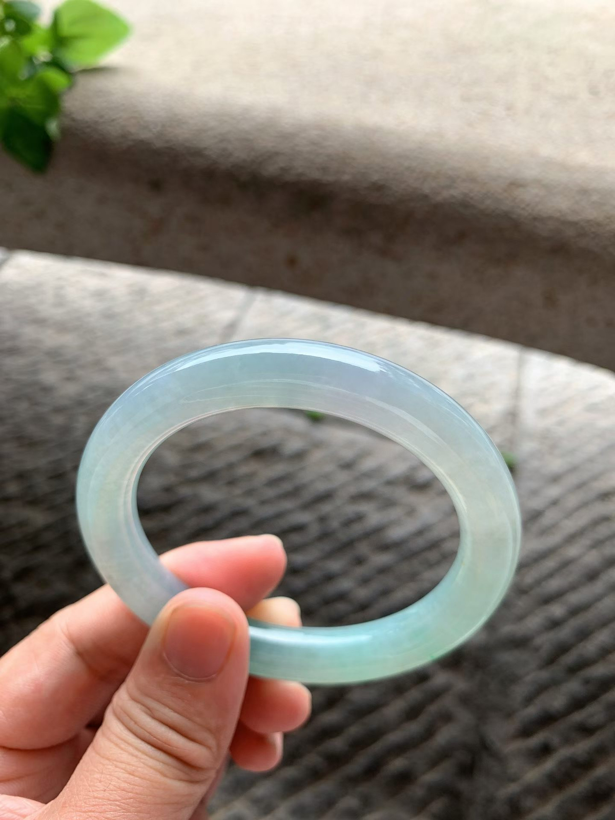 飘阳绿圆条手镯尺寸55.5*10.5*10 种质细腻，水润光泽，翠色鲜亮，灵动轻盈！