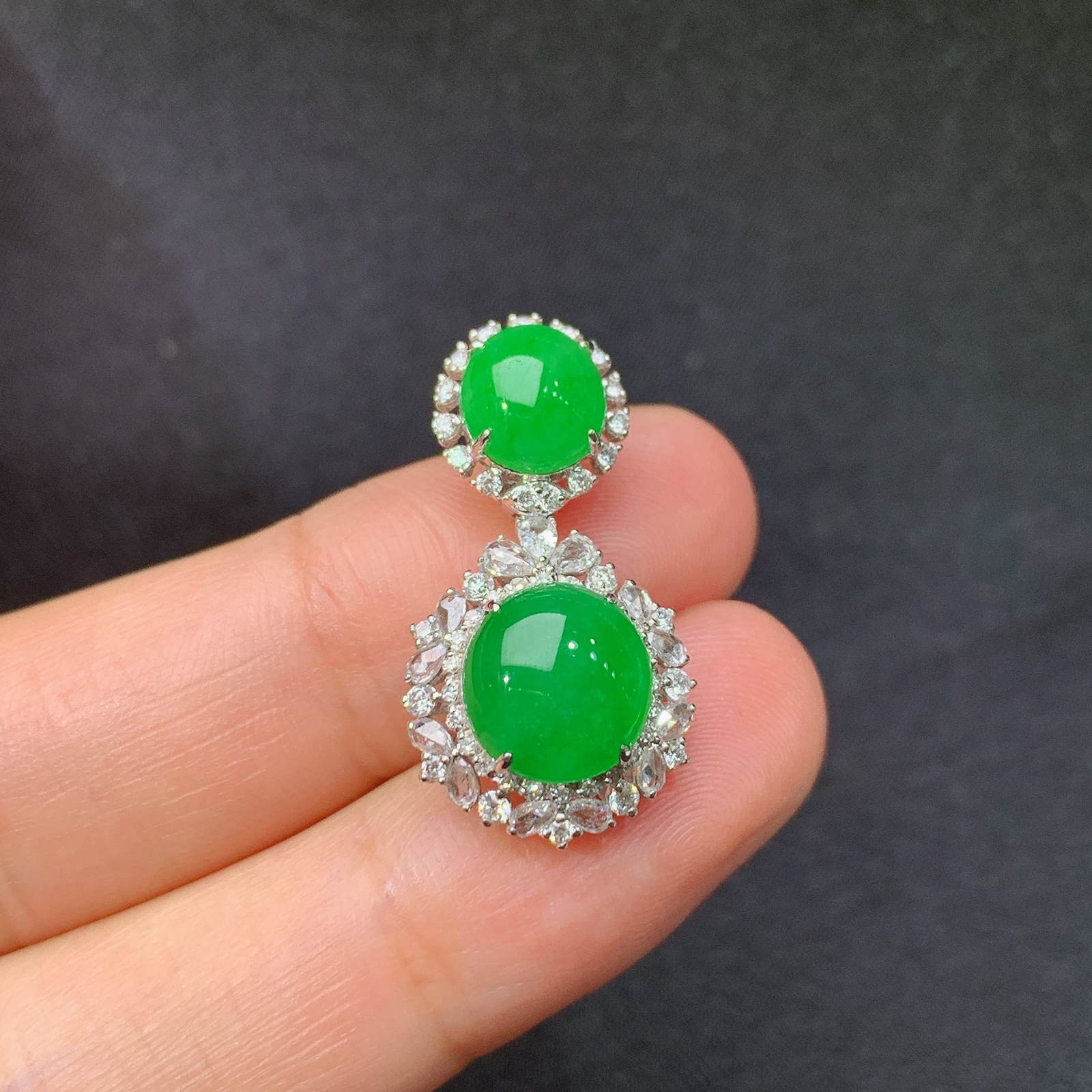 阳绿蛋面吊坠，18k金镶嵌，冰润色阳，玉质细腻，种水足，Ty 尺寸25.4*13.4*7.7