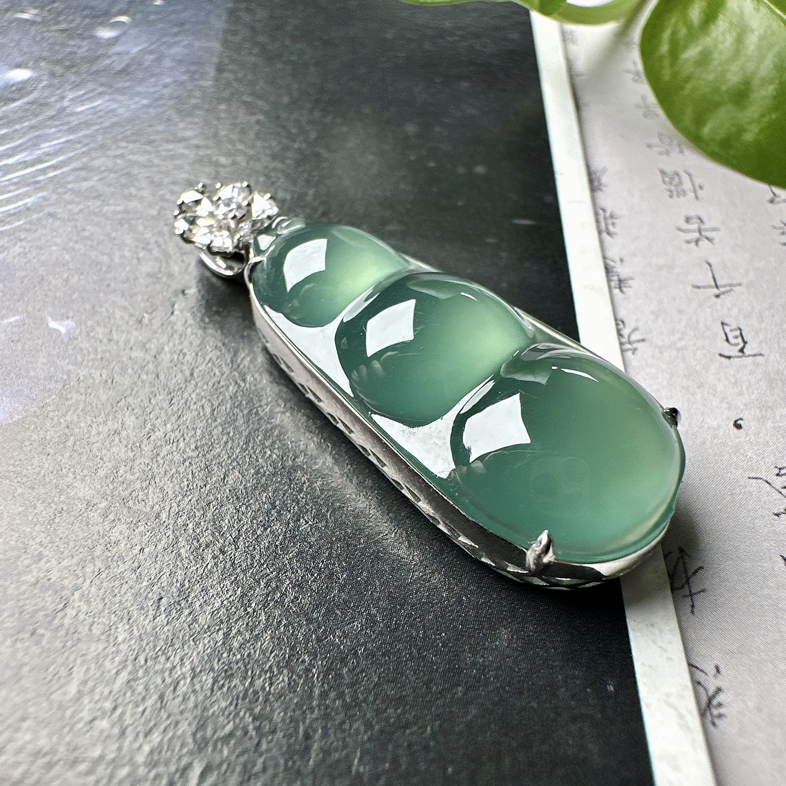 【冰种晴蓝福豆吊坠】种地上乘，冰感十足，通透起光，饱满圆润，收藏品质，18k金钻镶嵌，裸石尺寸29.4*13.6*4.5毫米