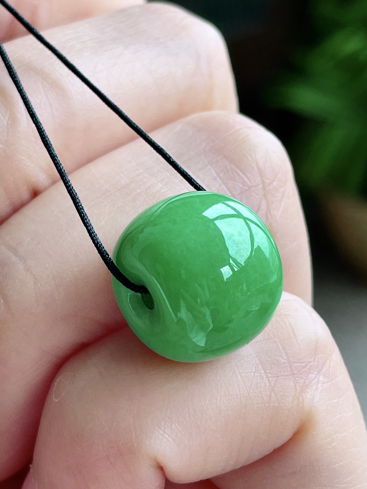 【裸石】冰阳绿路路通吊坠
【说明】缅料 性价比高  
【尺寸】15-12.4..