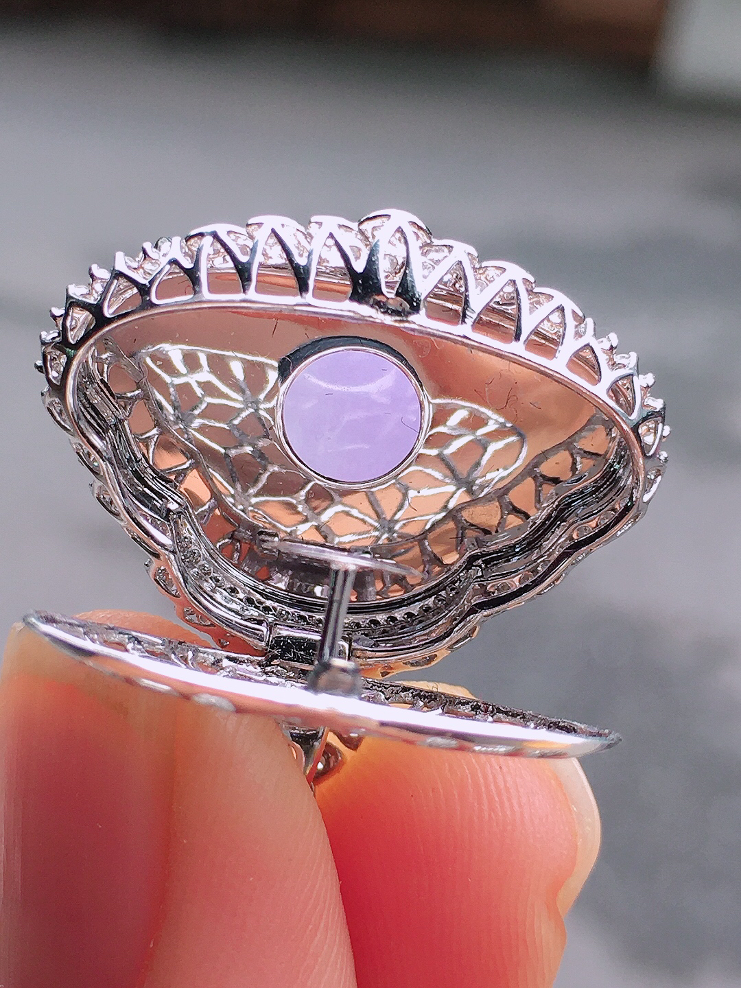 紫罗兰佛公吊坠，色泽均匀艳丽，玉质细腻，荧光感超
强，饱满圆润，尽显优雅气质，18k
金豪华镶嵌