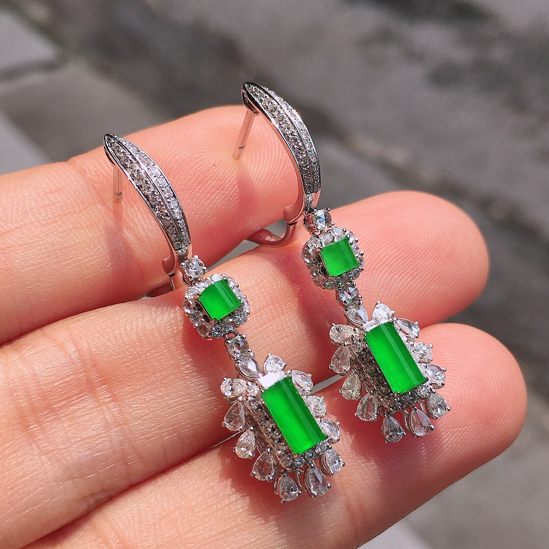 阳绿二合一耳坠，色泽均匀艳丽，玉质细腻，荧光感超
强，饱满圆润，尽显优雅气质，18k
金豪华镶嵌