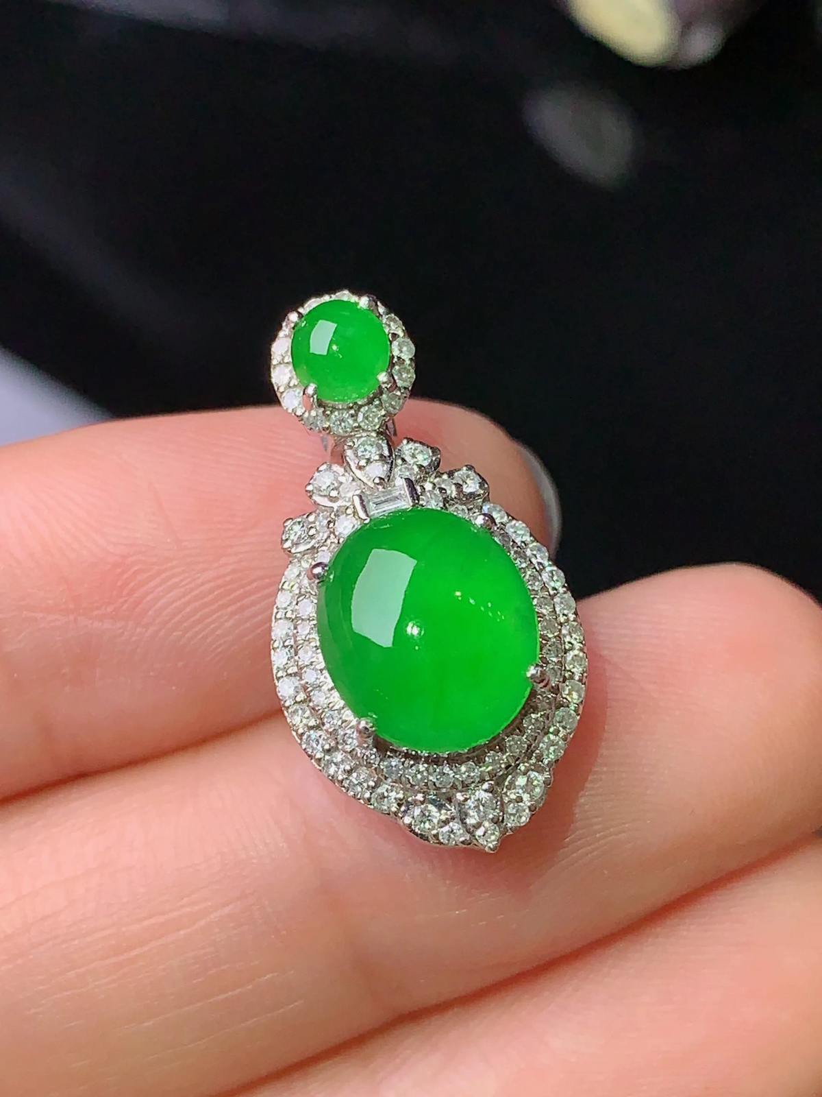 18k金钻镶嵌满绿蛋面吊坠 玉质细腻 色泽艳丽  整体尺寸23*12*11