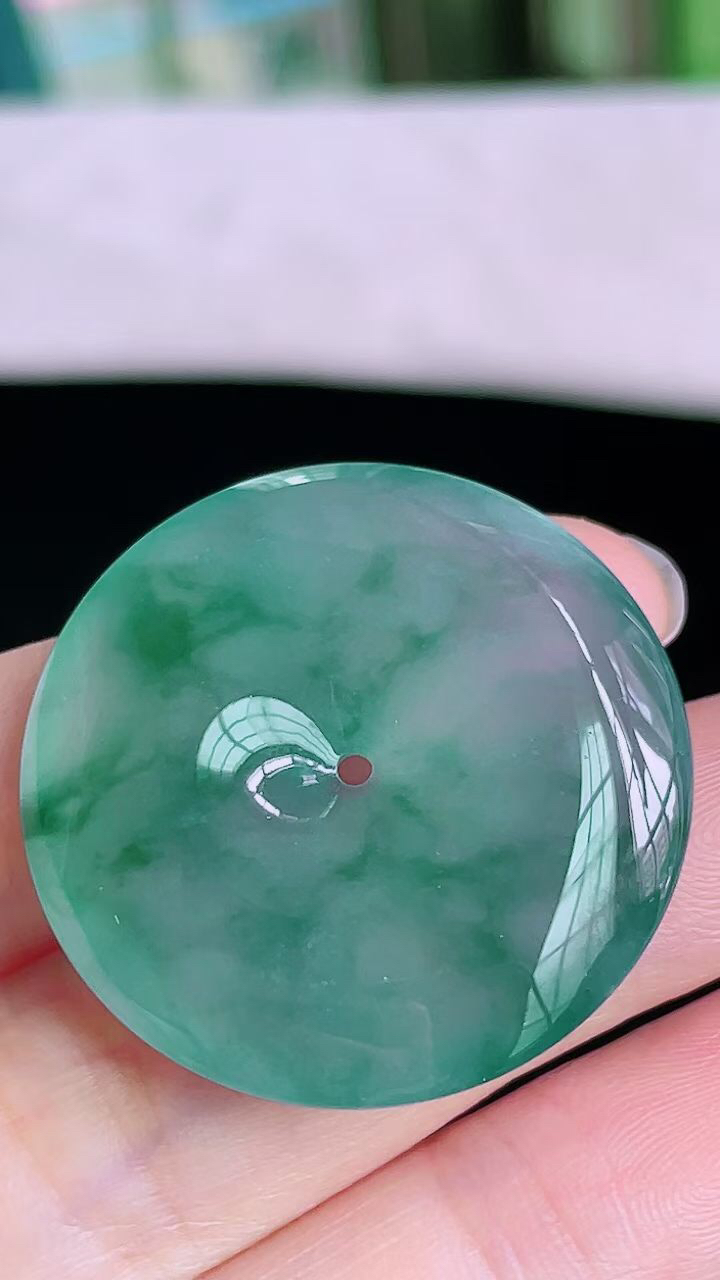 【翡翠名称】老坑种冰飘花起胶大平安扣吊坠
【翡翠尺寸】直径厚度31.4/6mm
【翡翠描述】宝贝种老