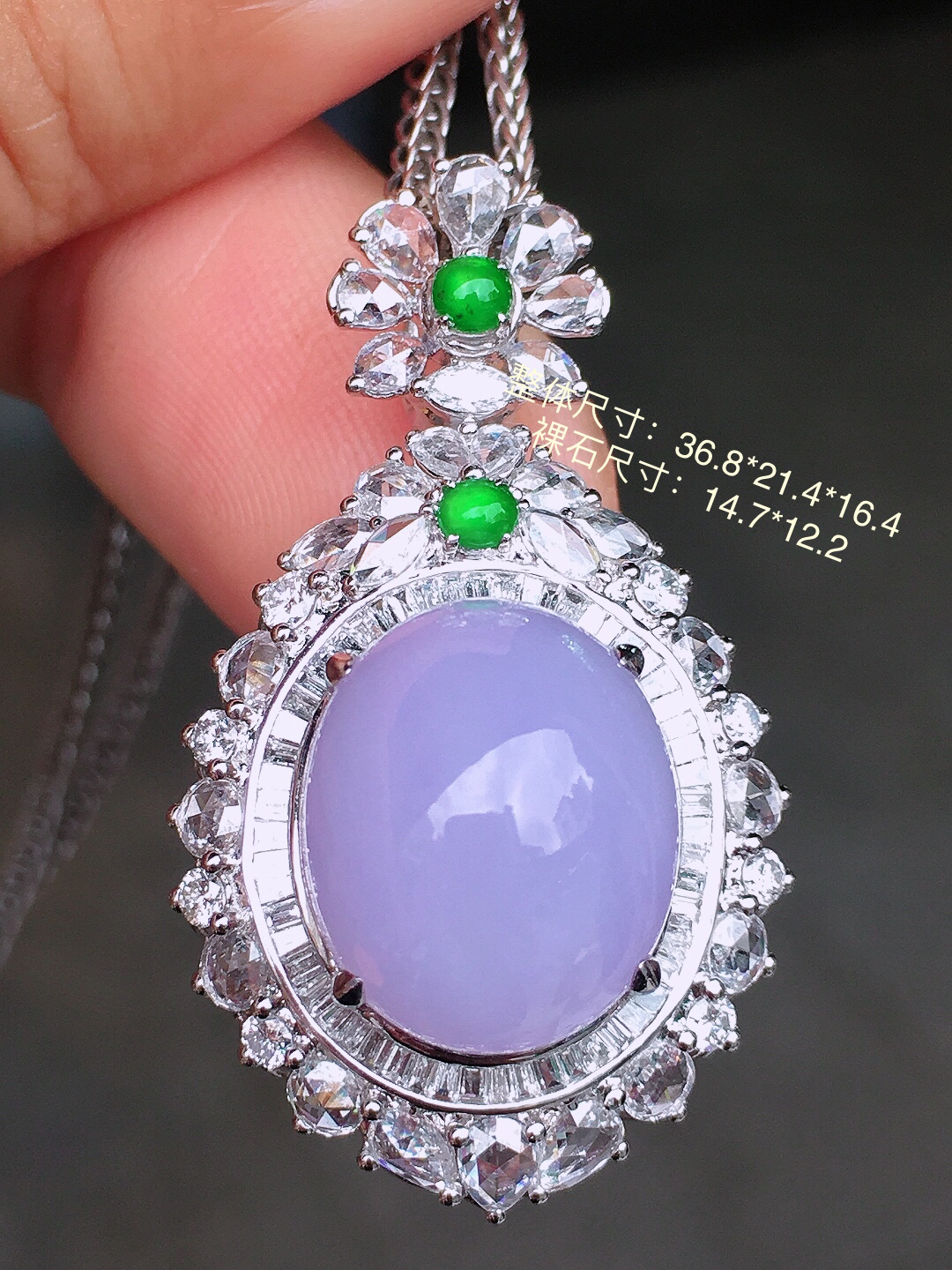 紫罗兰蛋面吊坠，色泽均匀艳丽，玉质细腻，荧光感超
强，饱满圆润，尽显优雅气质，18k
金豪华镶嵌