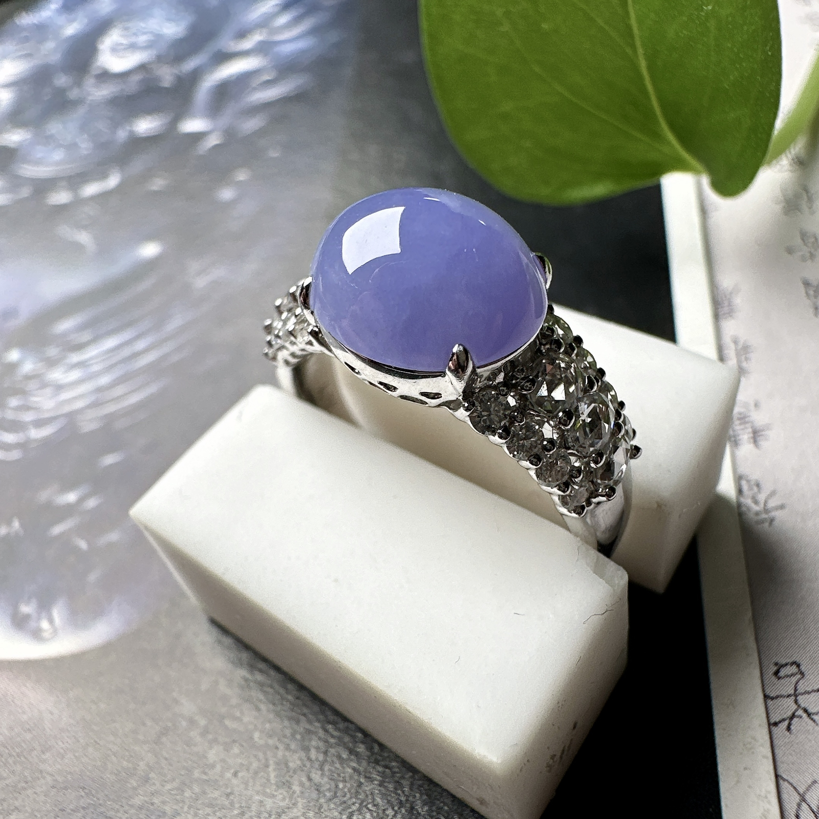 【冰种紫蛋面戒指】质地细腻，饱满度很好，晶莹剔透，18k金钻镶嵌，裸石尺寸10.4*8.6*5.3毫米