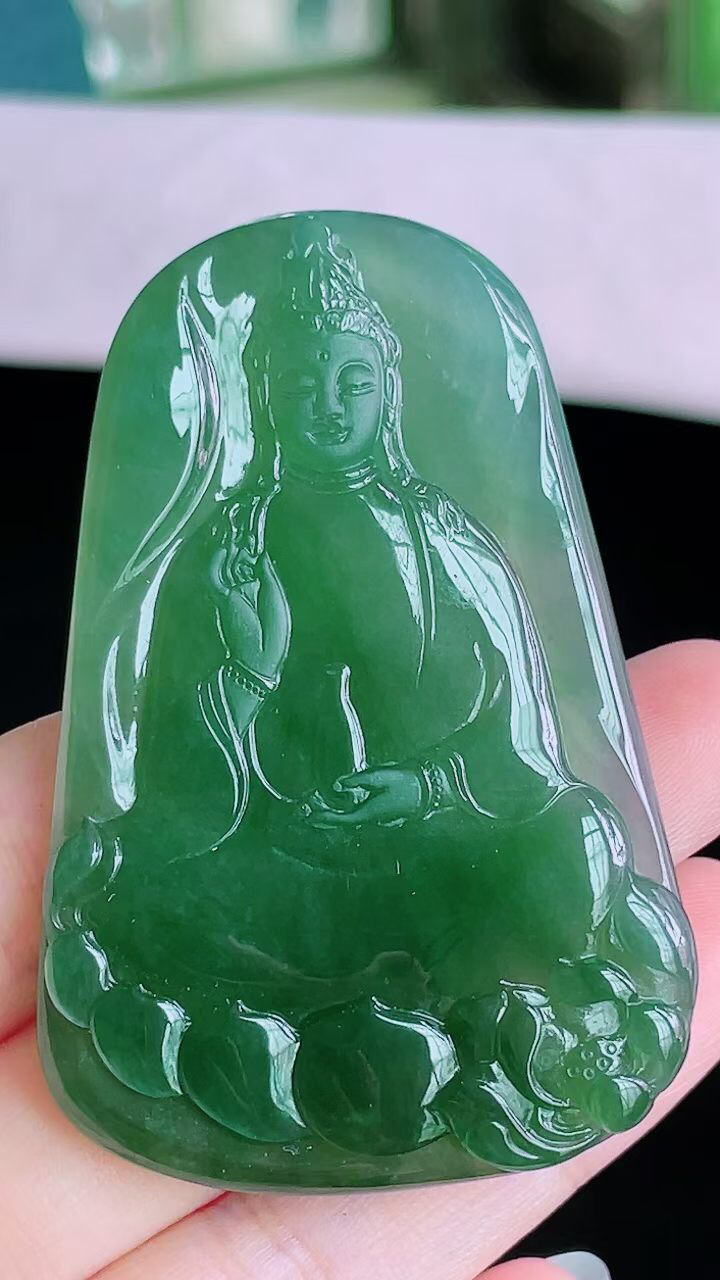 【翡翠名称】老坑种冰晴绿观音牌吊坠挂件
【翡翠尺寸】61.8/40.9/5mm
【翡翠描述】宝贝种老水足，玉质细腻，色泽靓丽，性价比高，佩戴效果好！
【其它赠送】权威证书/精美挂绳盒子/支持全国复检