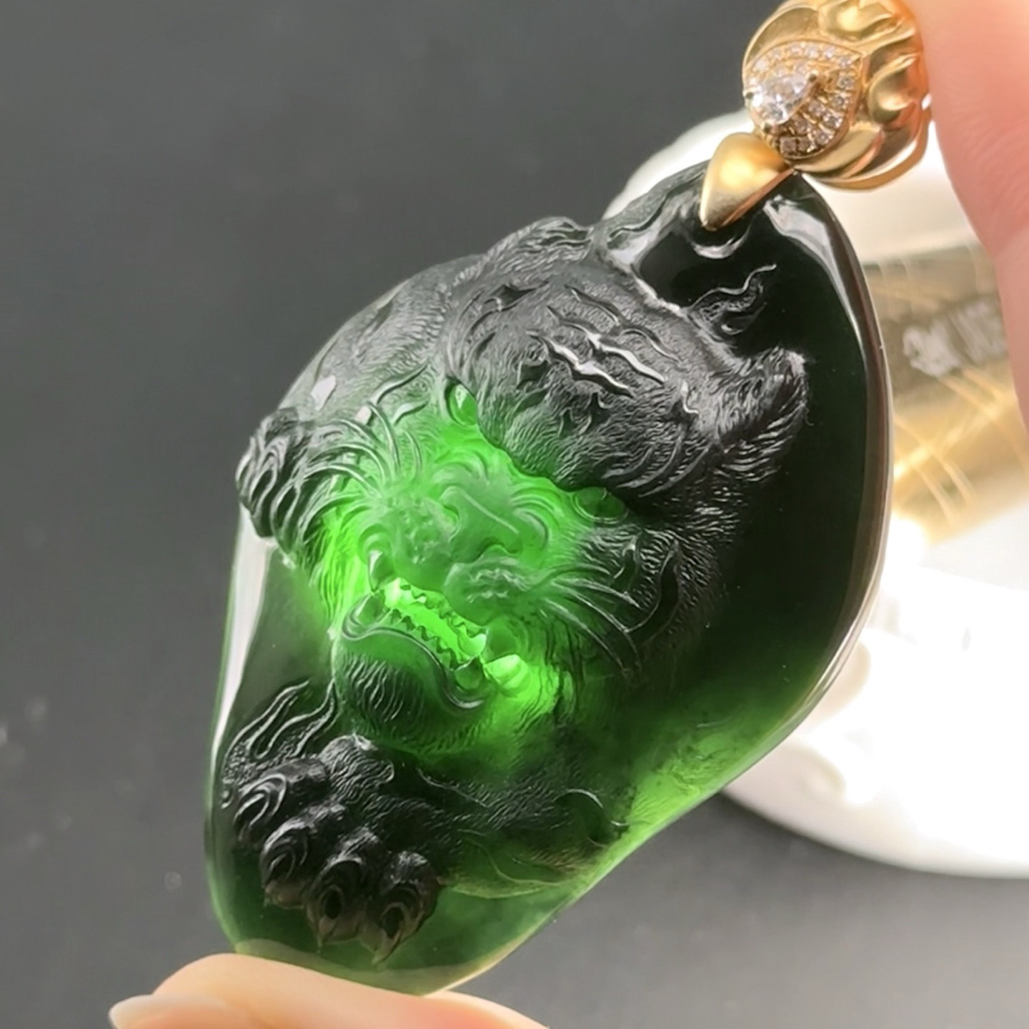 精品18k墨翠虎牌 种好色正 黑度极好 打灯通透 油性十足 尺寸65.5