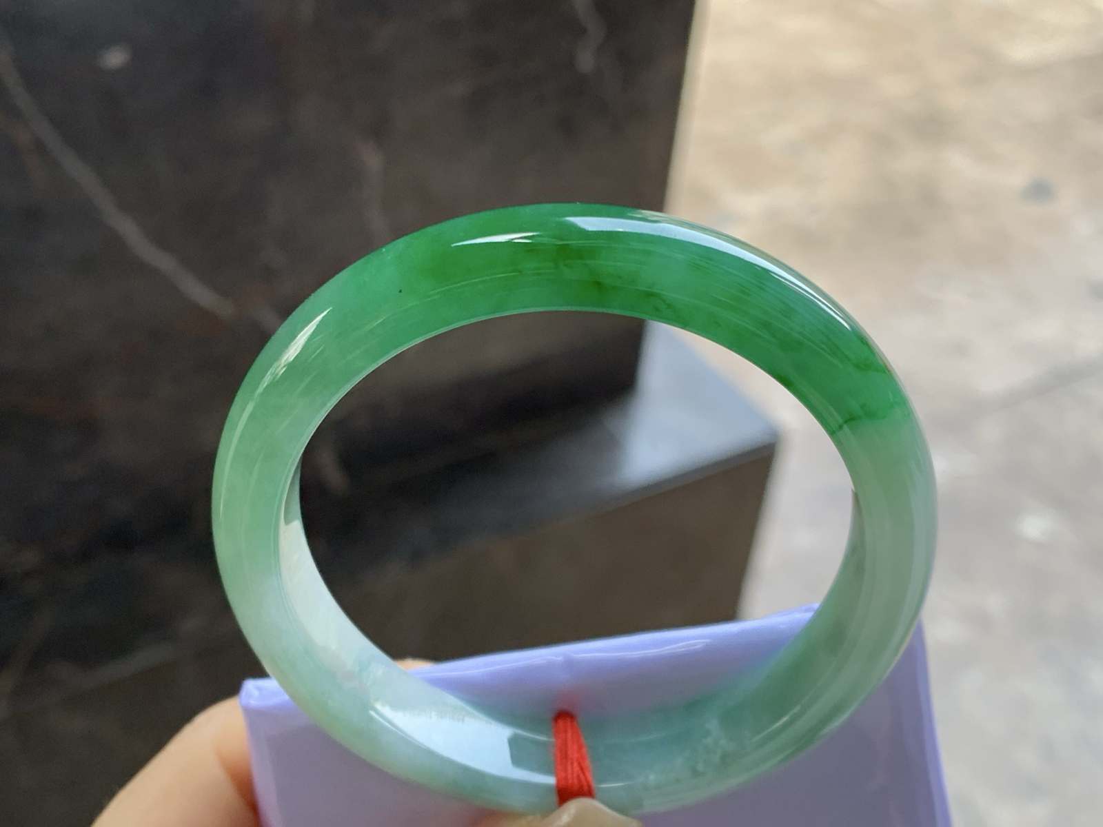 56.5-11.1-7.9

辣绿色手镯^_^底子细腻 绿色浓郁大气