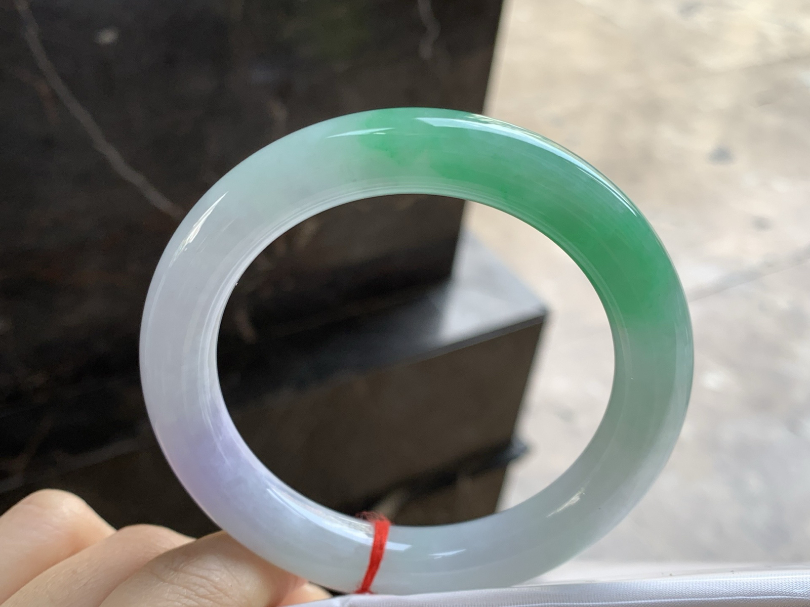 60-141.6

阳绿色大圈口圆条手镯^_^有种有色～绿色浓郁漂亮