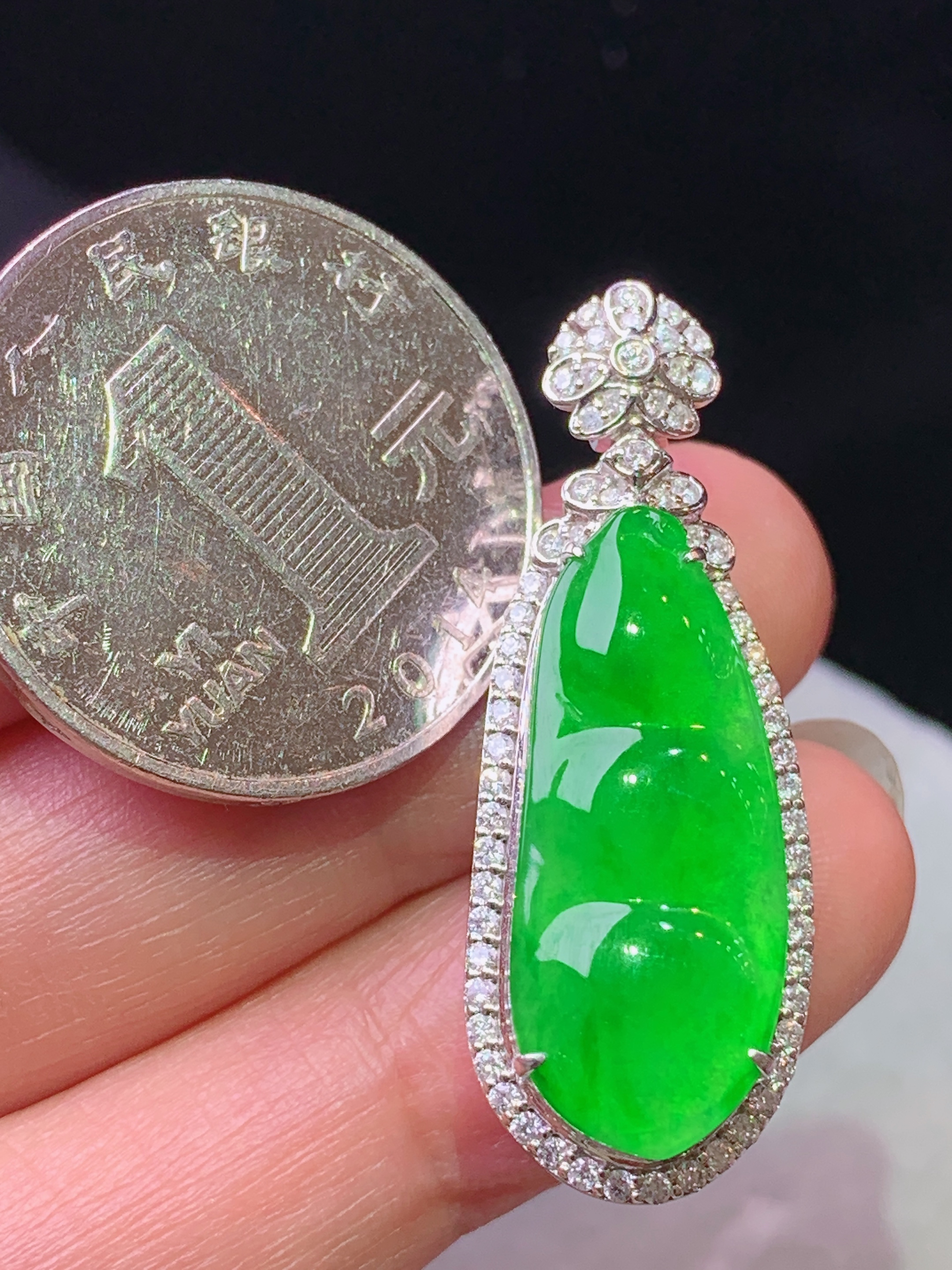 18k金钻镶嵌冰阳绿四季豆吊坠 玉质细腻 色泽艳丽清新 水润亮眼 整体尺寸35.6*13.3*10L2