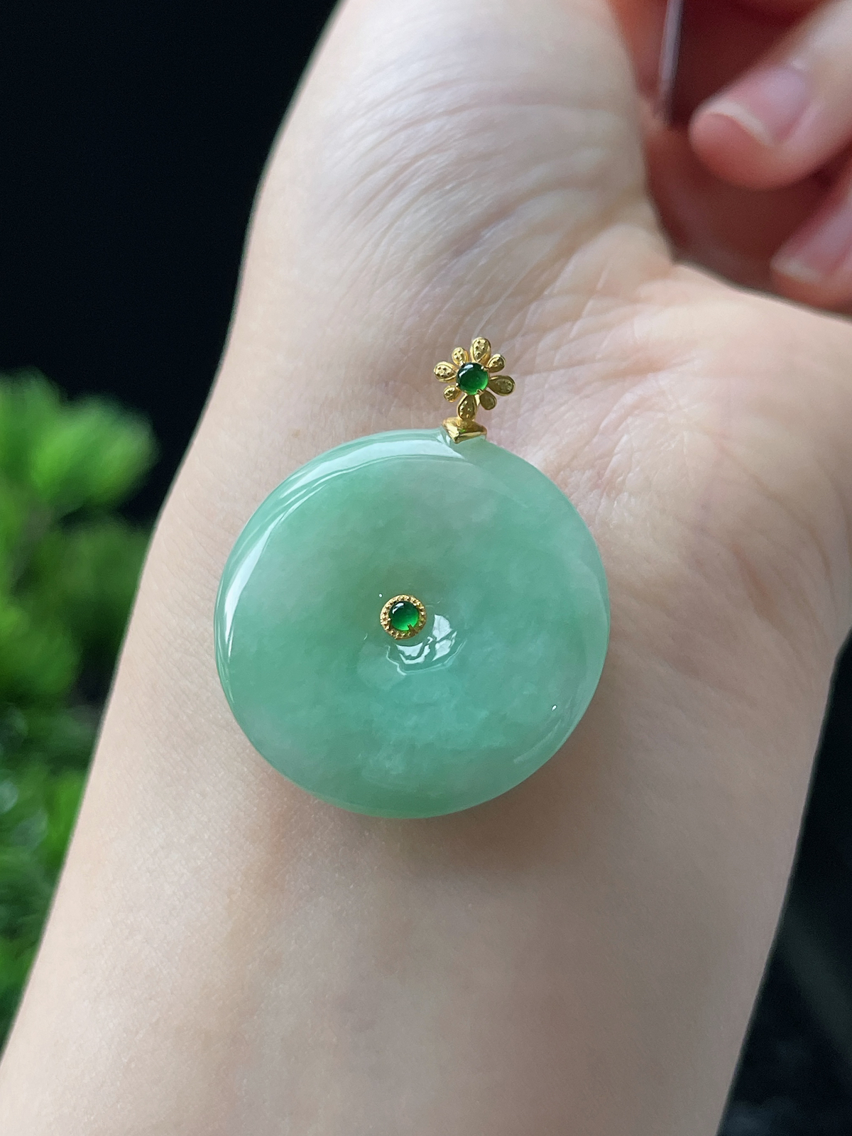 18k金 翡翠糯化种淡绿色甜绿平安扣