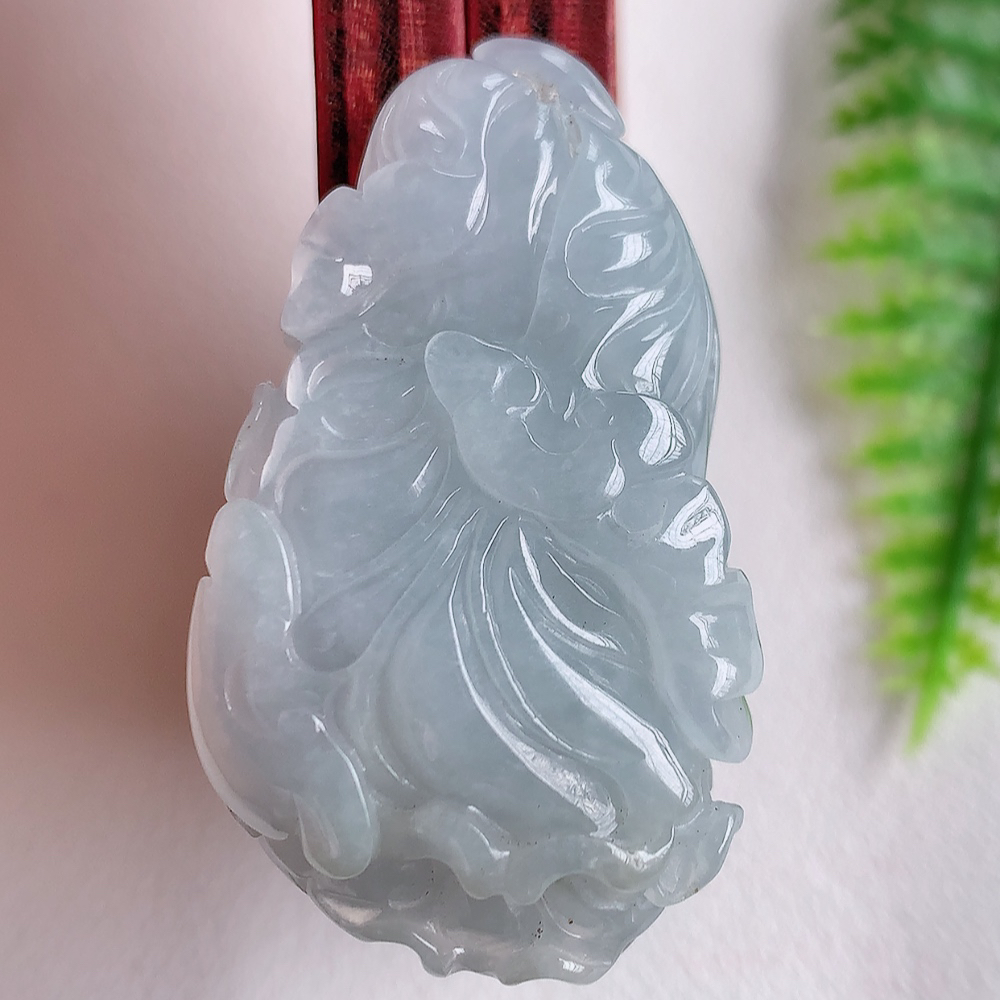 冰润翡翠招百财白菜吊坠，百财聚来，财源滚滚，色泽鲜艳。精工水润的白菜，性价比高！    W003.22尺寸  40.7-23.9-13.4