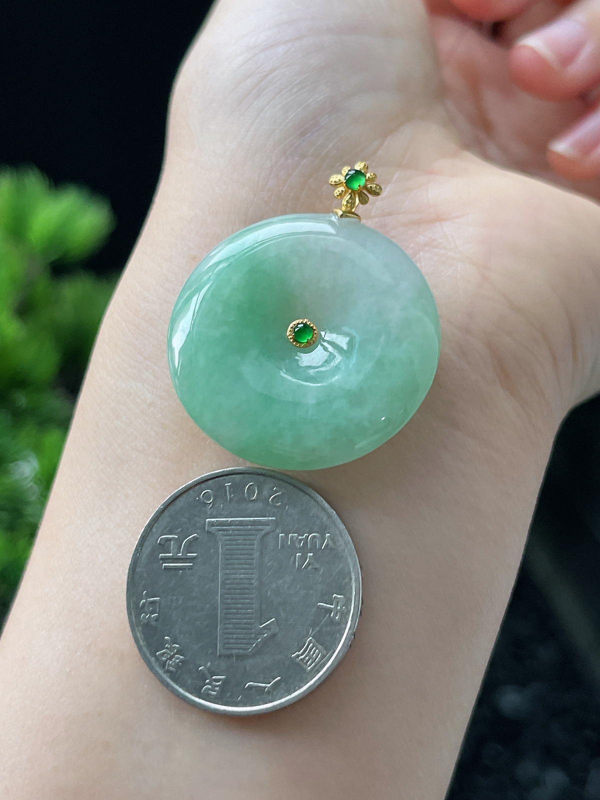 18k金 翡翠糯化种淡绿色甜绿平安扣