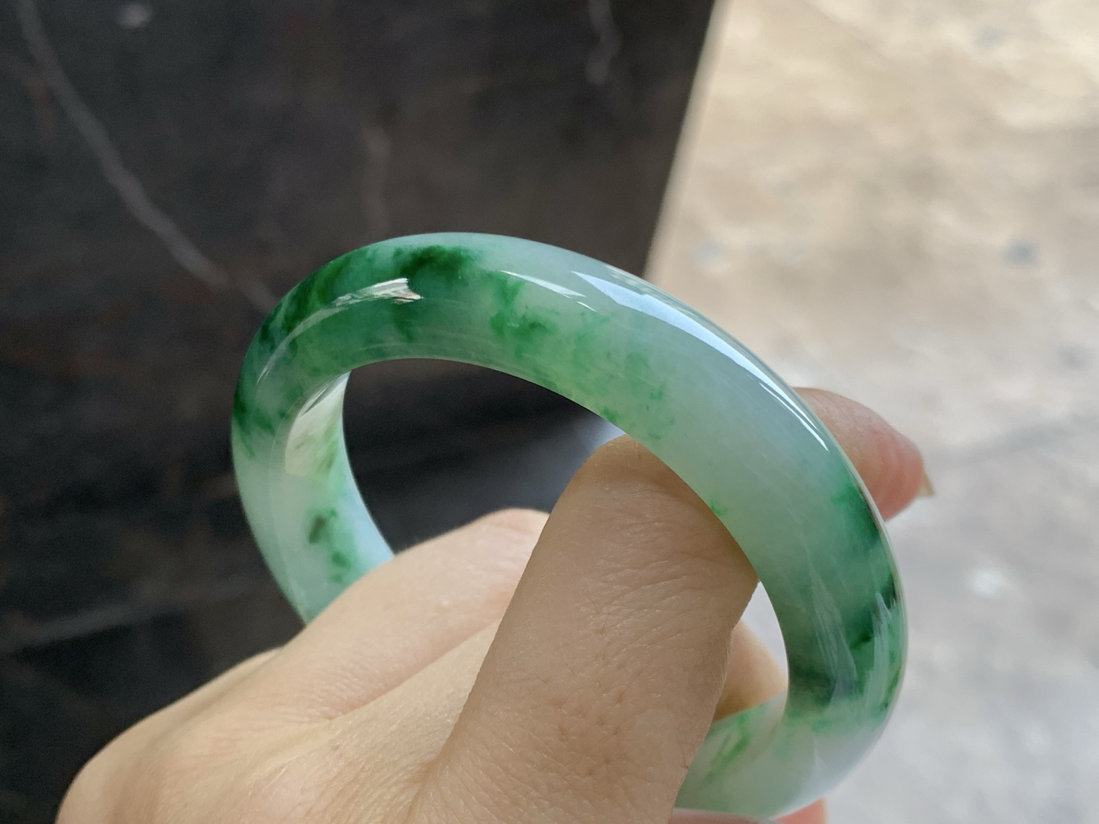 52-12-8.5

飘色花手镯^_^底子细腻 绿花浓郁