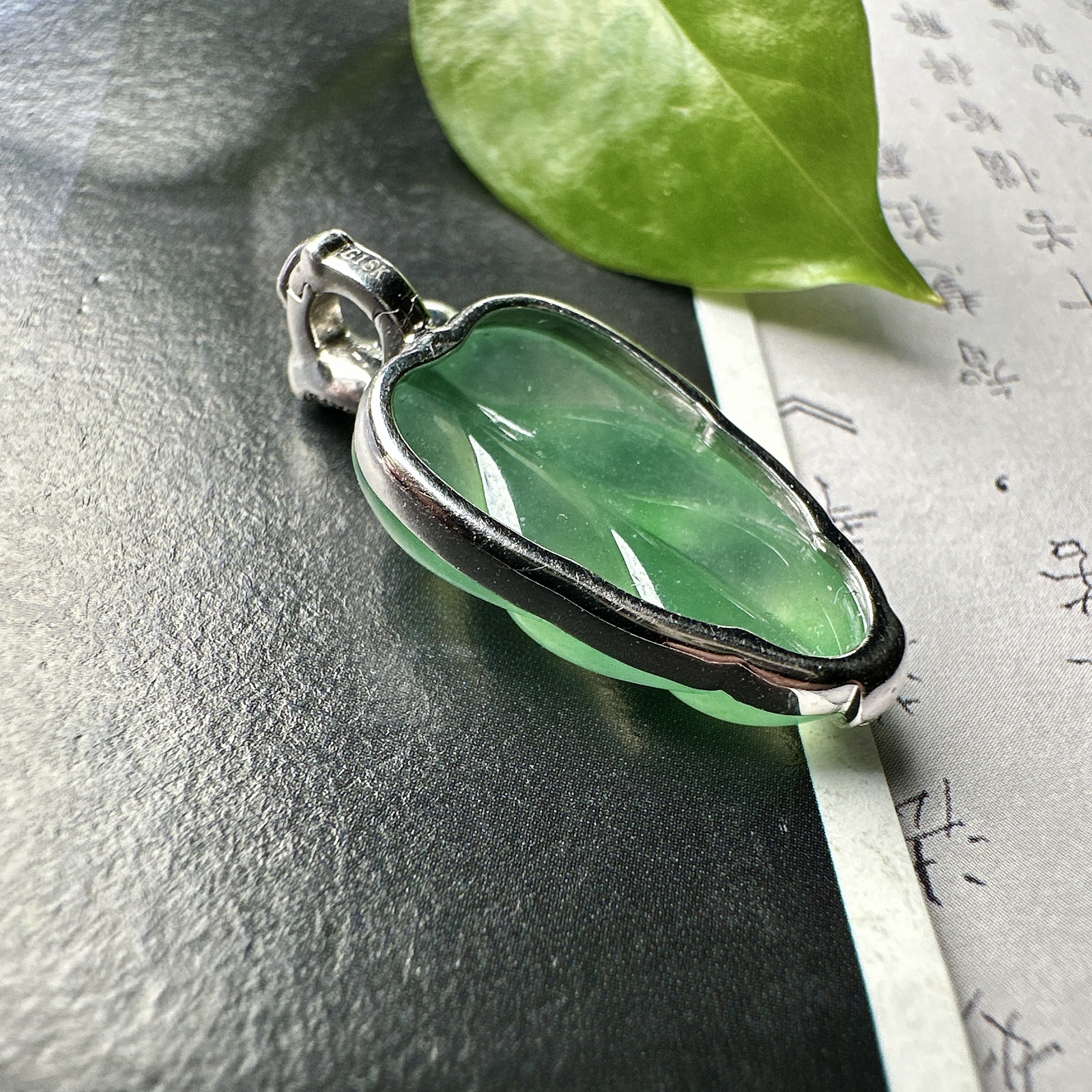 【冰种晴绿叶子】金枝玉叶，质地细腻，冰润透亮，光泽出众，18k金钻镶嵌，裸石尺寸21*12*4.6毫米