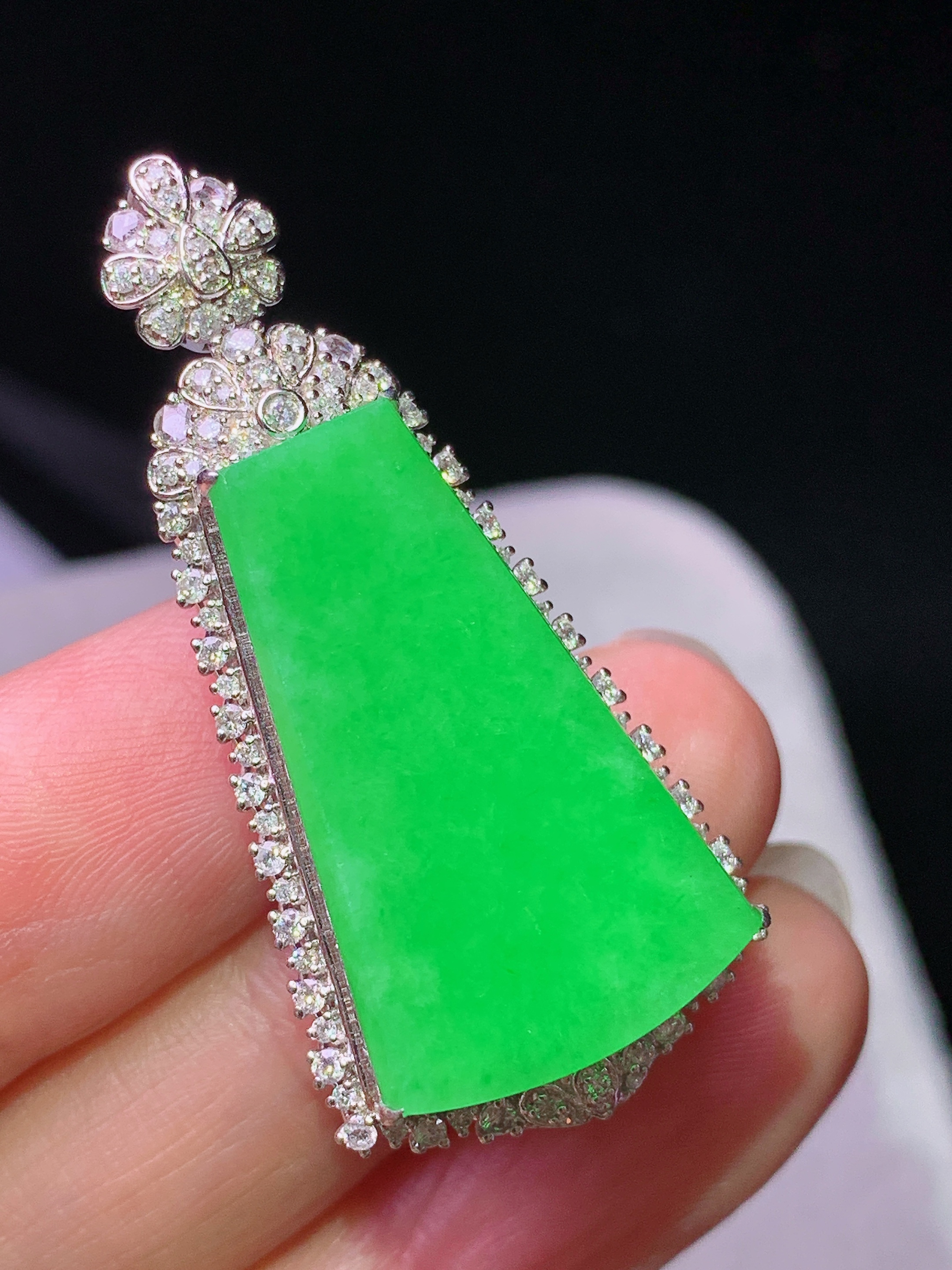 18k金钻镶嵌阳绿无事牌吊坠 玉质细腻 色泽艳丽清新 水润亮眼 整体尺寸40.5*19*10.2k1