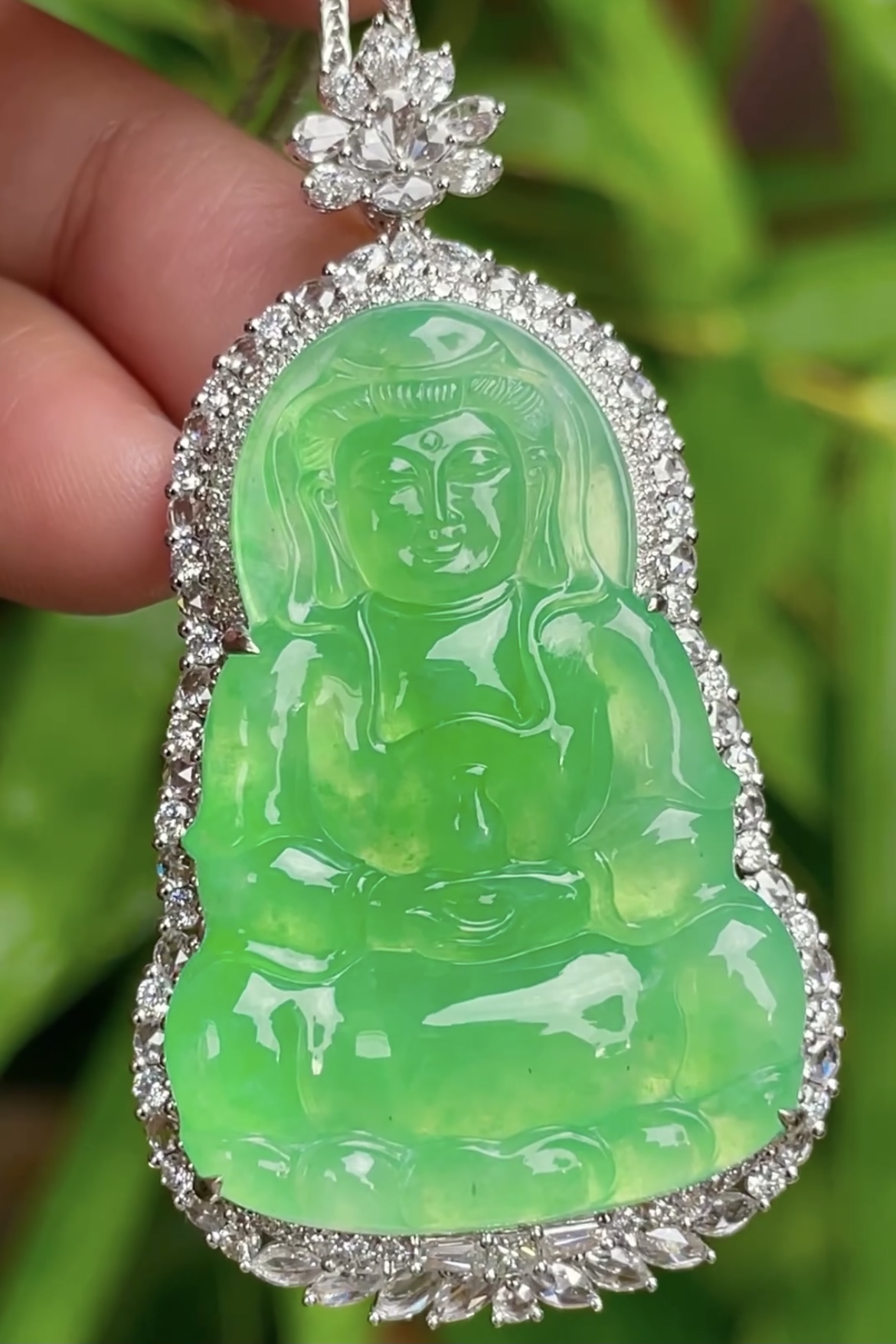 大观音大件饱满，通透水润，玉质细腻，翠色鲜艳，18k金奢华钻石镶嵌，37.8-25.9-3.7