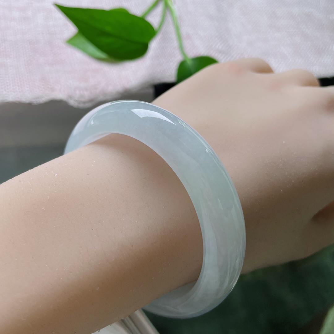 53.8/12.5/8.6，白月光正圈，冰为骨，晴为魂。 一眼望去，是能涤荡心尘的透彻与安宁。无裂，ss51747a