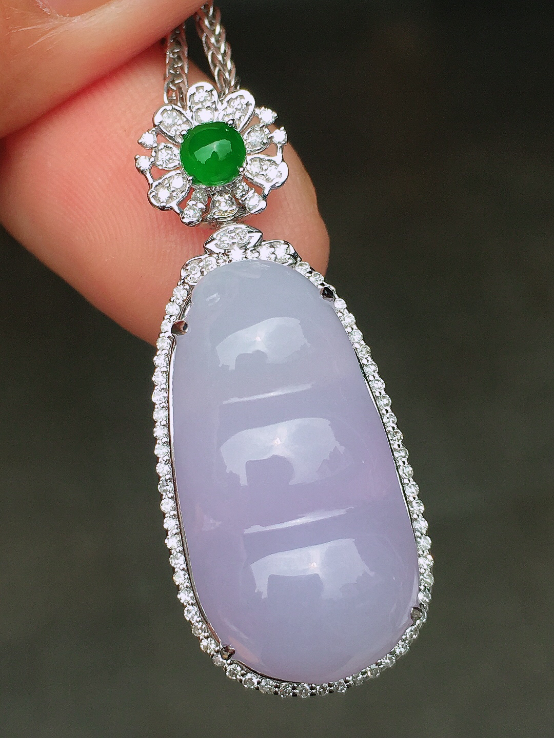 紫罗兰福豆吊坠，色泽均匀艳丽，玉质细腻，荧光感超
强，饱满圆润，尽显优雅气质，18k
金豪华镶嵌