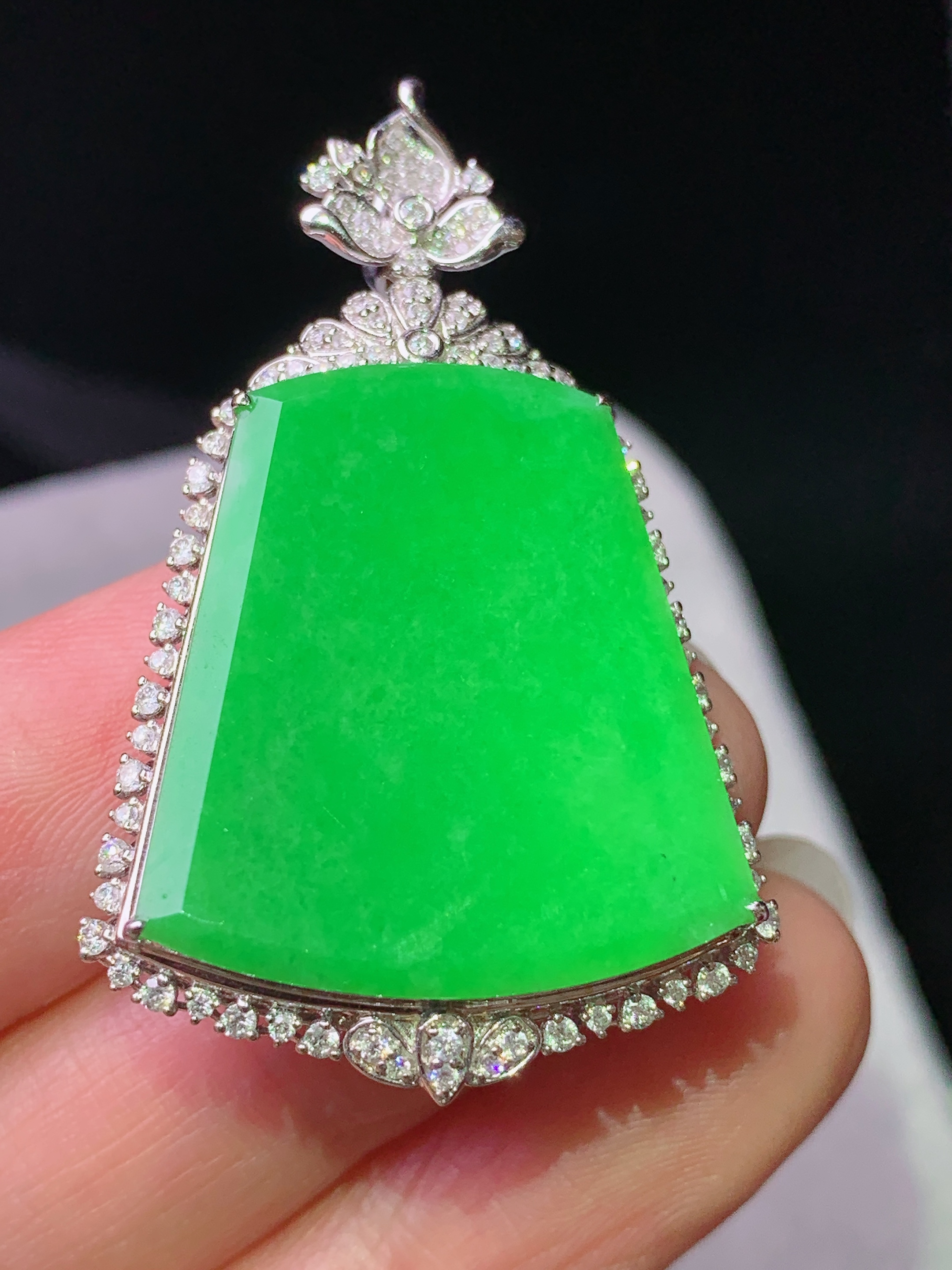 18k金钻镶嵌阳绿无事牌吊坠 玉质细腻 色泽艳丽清新 水润亮眼 整体尺寸40.6*25.8*9.5k