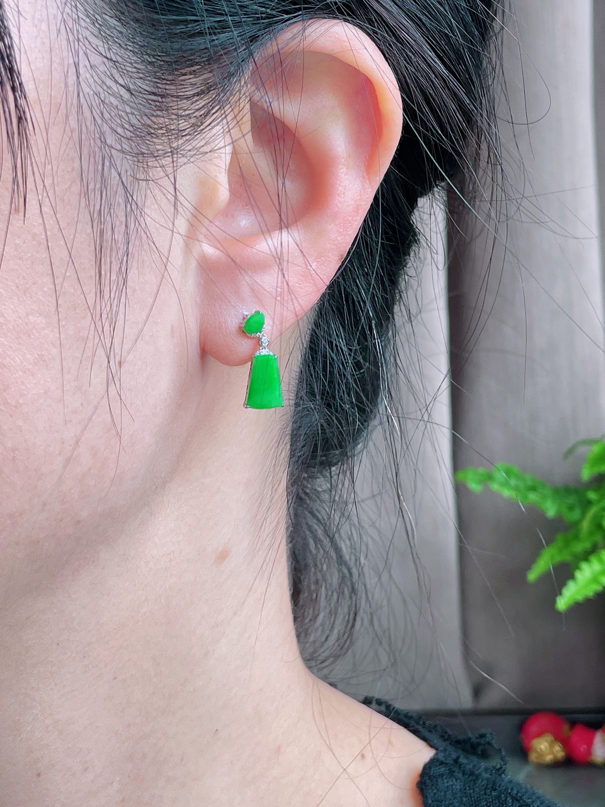 【镶嵌】冰阳绿无事牌耳坠
【说明】缅料 18k金镶嵌 性价比高  
【整体】17-7.2-2.6
【裸石】9.4-6.6-1.7