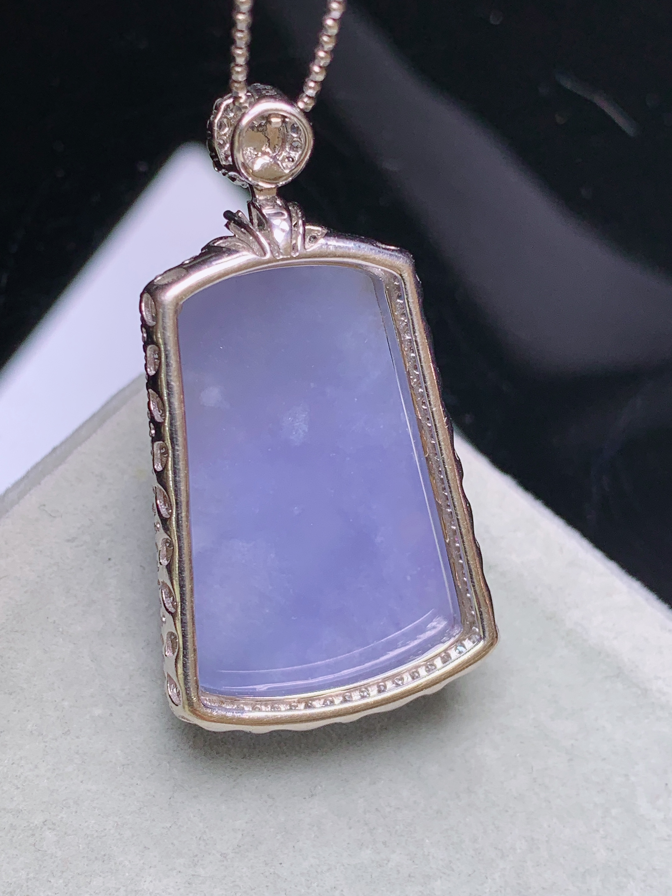 18k金钻镶嵌紫罗兰无事牌吊坠 玉质细腻 色泽艳丽清新 水润亮眼 整体尺寸36.8*20*7.8b2