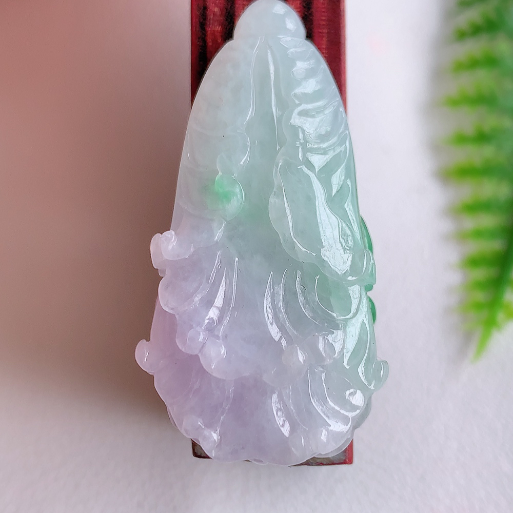 冰润翡翠招百财紫罗兰白菜吊坠，百财聚来，财源滚滚，色泽鲜艳。精工水润的白菜，性价比高！    W003.22尺寸  39.1-20.4-9.2