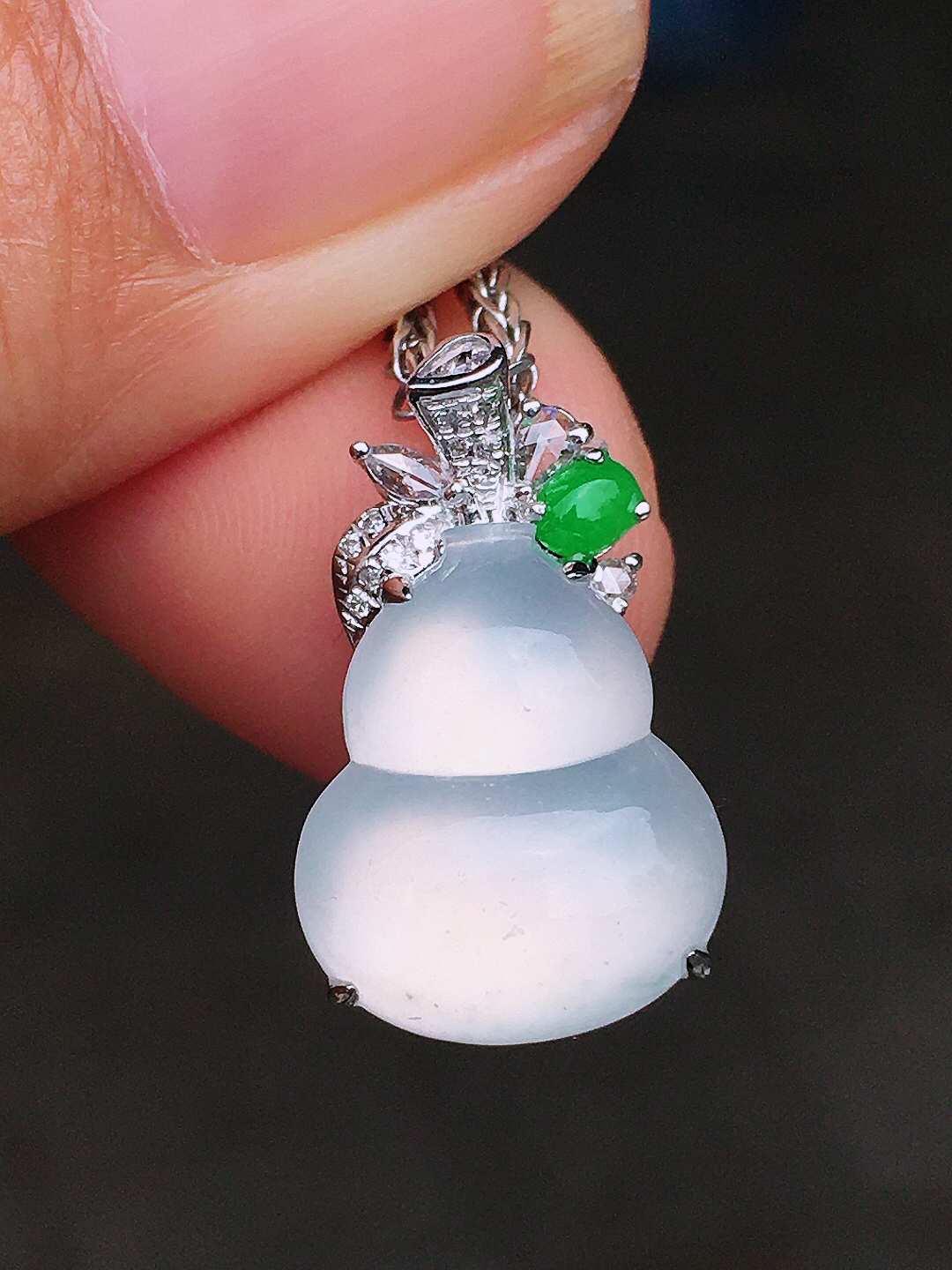 冰种葫芦吊坠，玉质细腻，荧光感超
强，饱满圆润，尽显优雅气质，18k
金豪华镶嵌