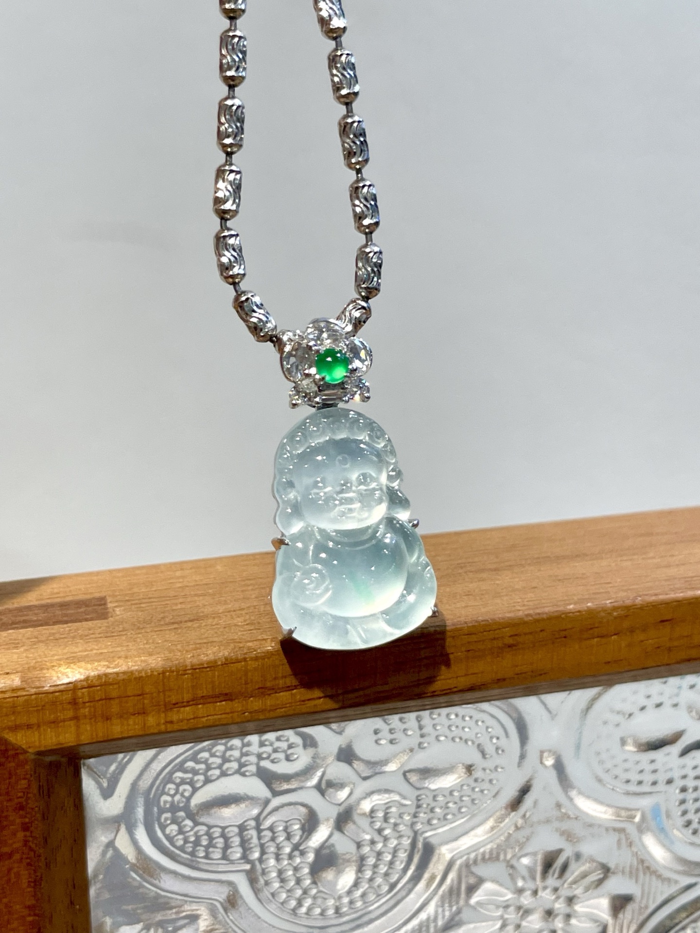 ️ 18k玻璃种宝宝佛吊坠，糯叽叽的萌态，玻璃种的清透，让这尊宝宝佛像一颗凝固的露珠，愿你在纷扰世间，依然保有一颗童真的心，被岁月温柔以待～守护你心底那个永远纯真的小孩，尺寸：整体23.5/11.8/6.3裸石17.0/11.8/3.3