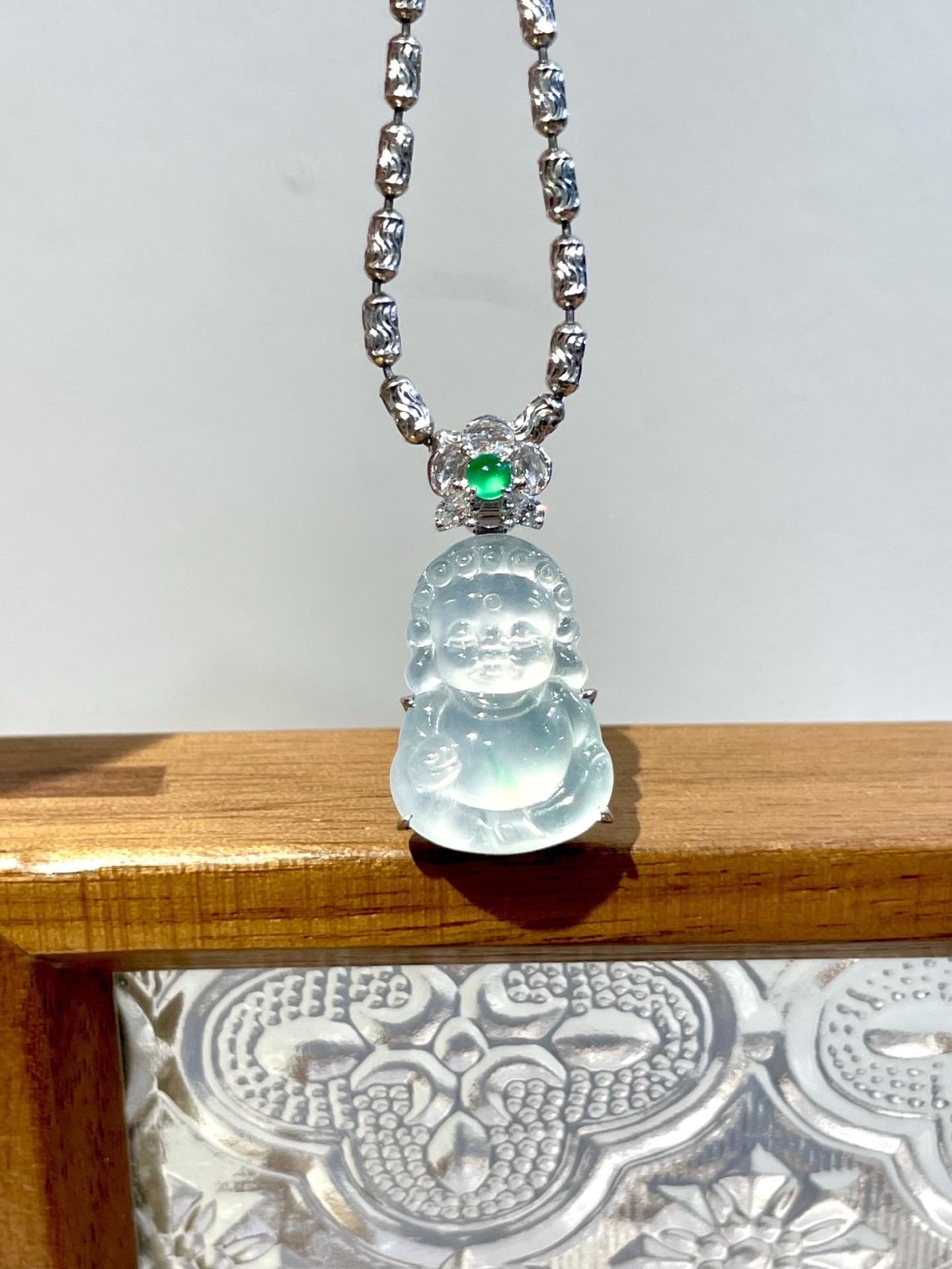 ️ 18k玻璃种宝宝佛吊坠，糯叽叽的萌态，玻璃种的清透，让这尊宝宝佛像一颗凝固的露珠，愿你在纷扰世