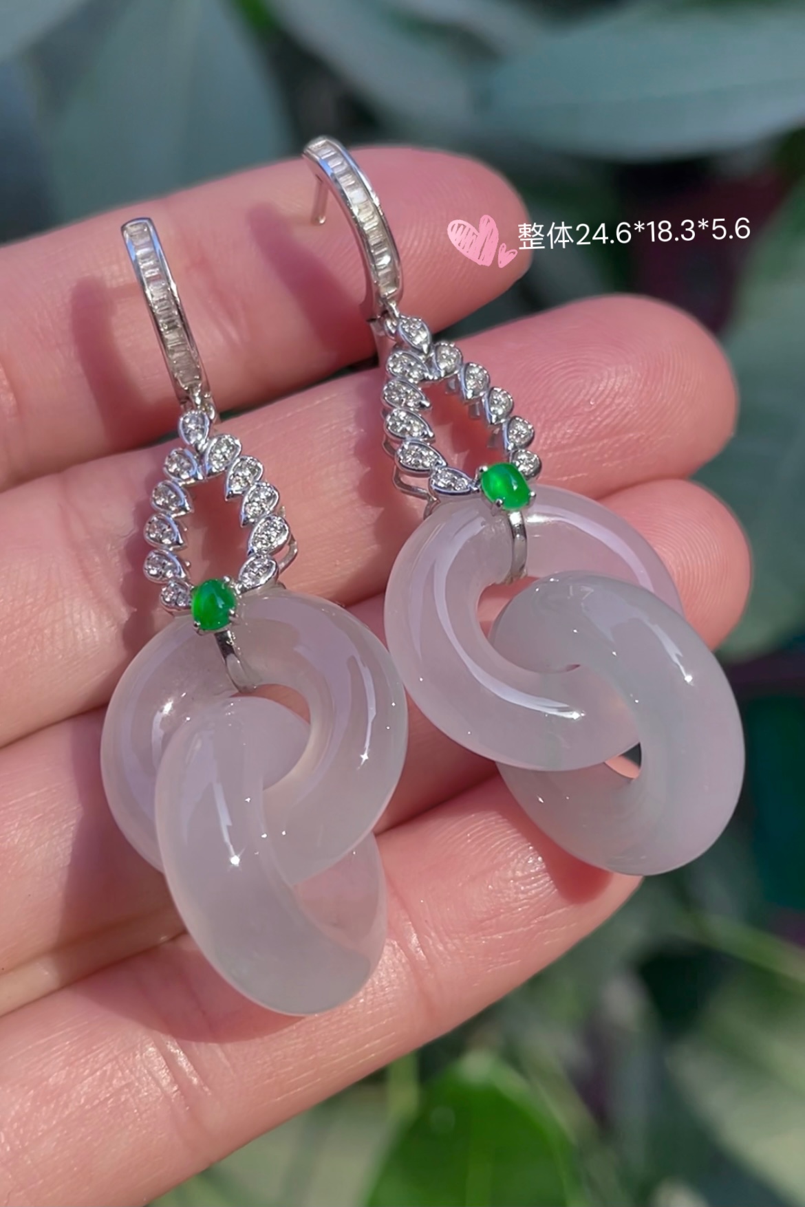 【冰种，环扣耳环】大件饱满，通透水润，玉质细腻，翠色鲜艳，18k金奢华钻石镶嵌，24.6-18.3-