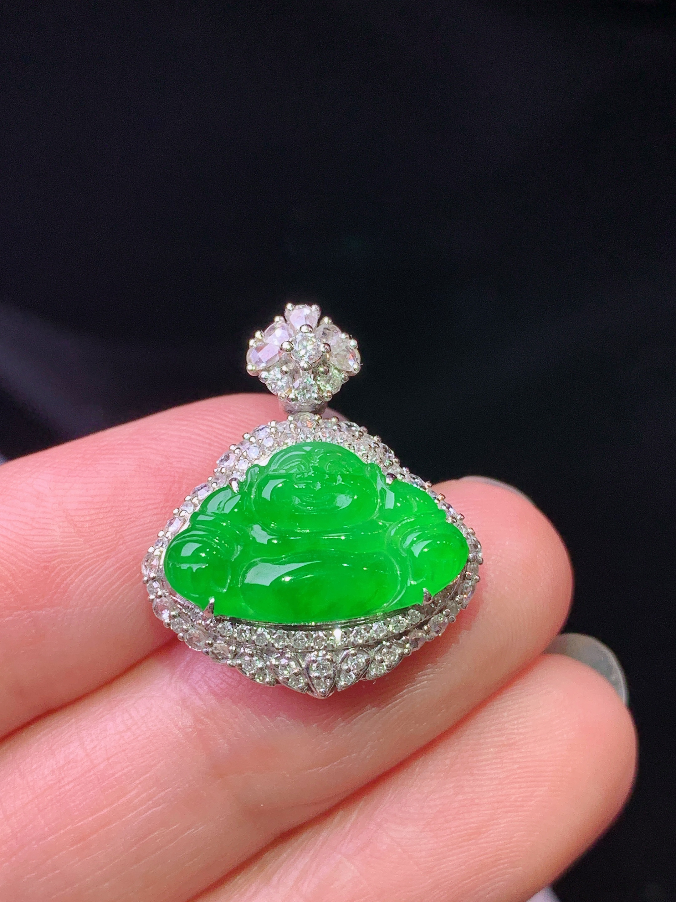 18k金钻镶嵌冰阳绿佛公吊坠 玉质细腻 色泽艳丽清新 水润亮眼 整体尺寸22.5*19*8.3s2